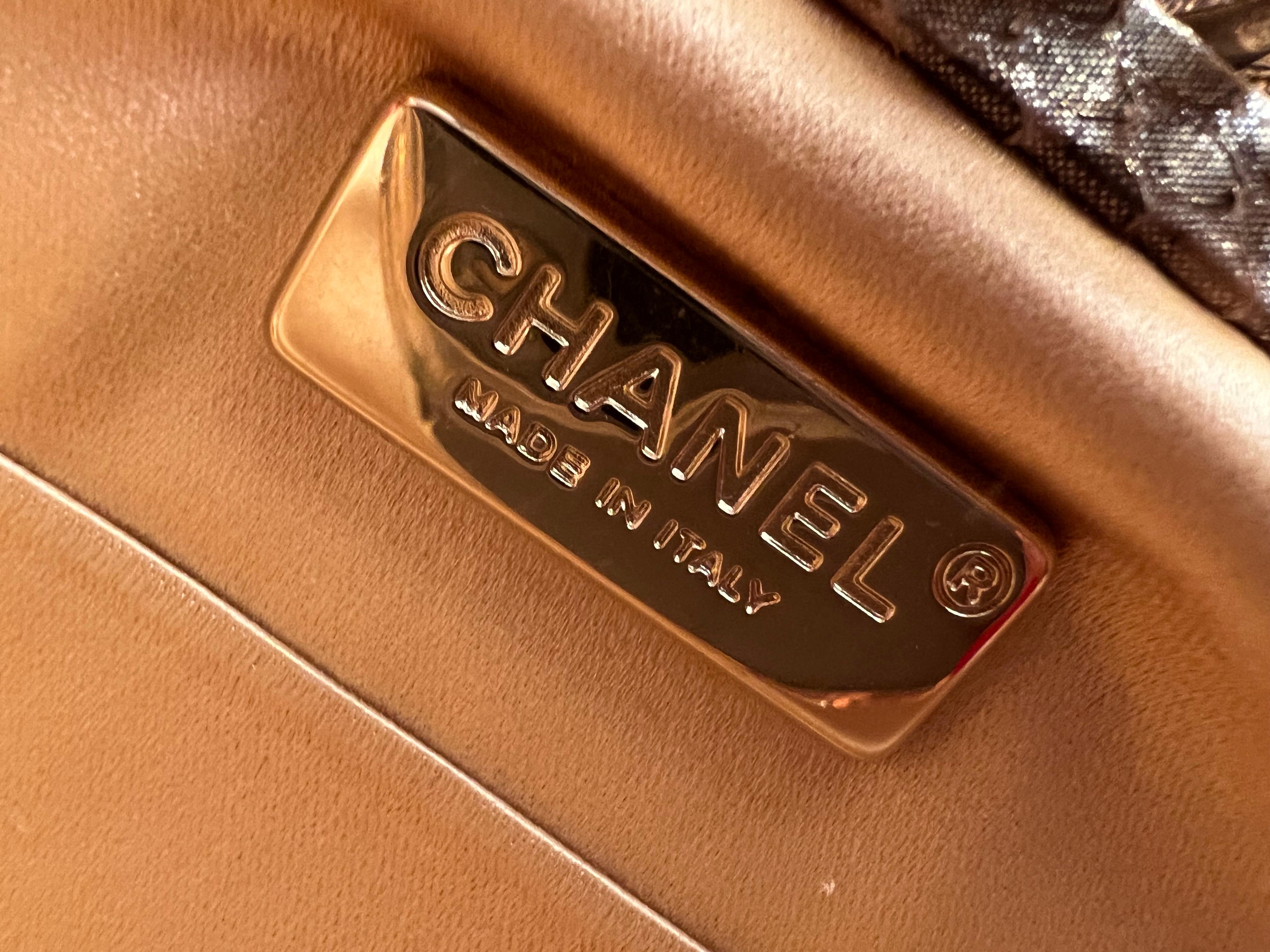 Chanel pochette Camelia en python doré et cristal en vente 3