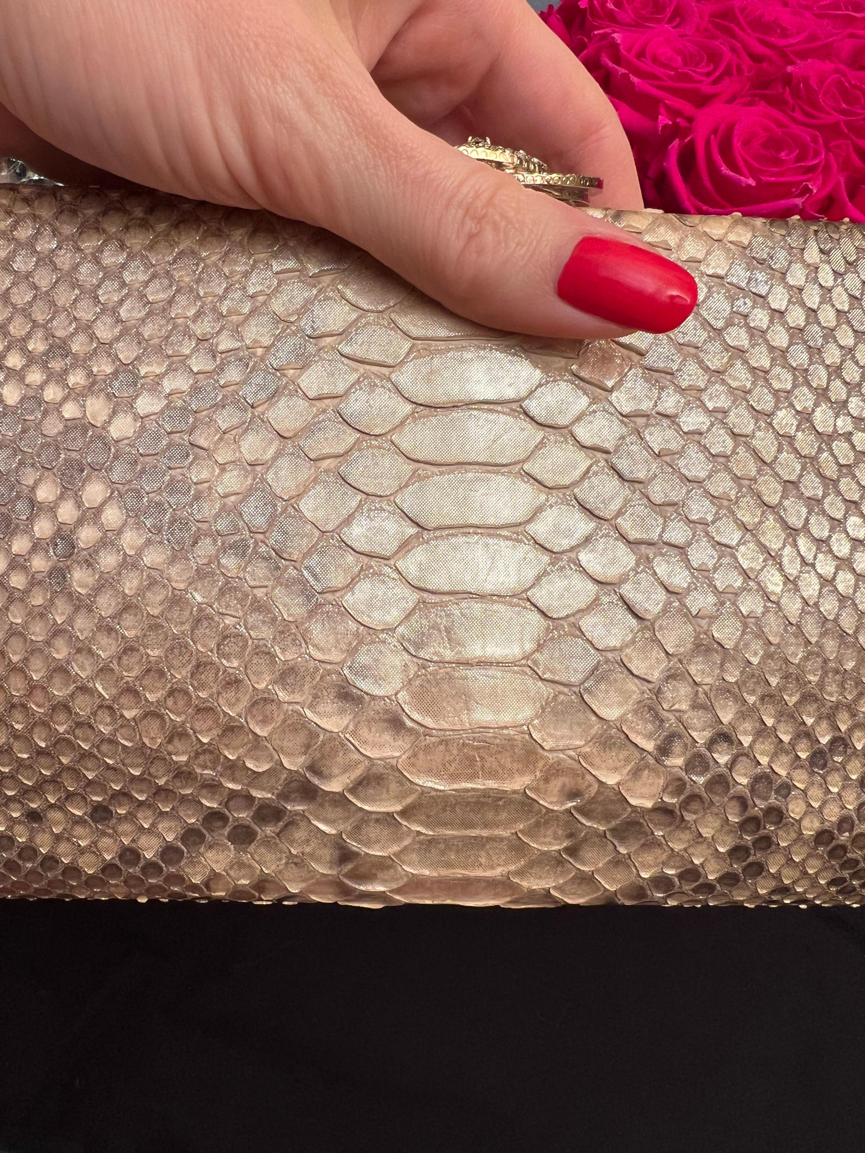 Chanel pochette Camelia en python doré et cristal en vente 5