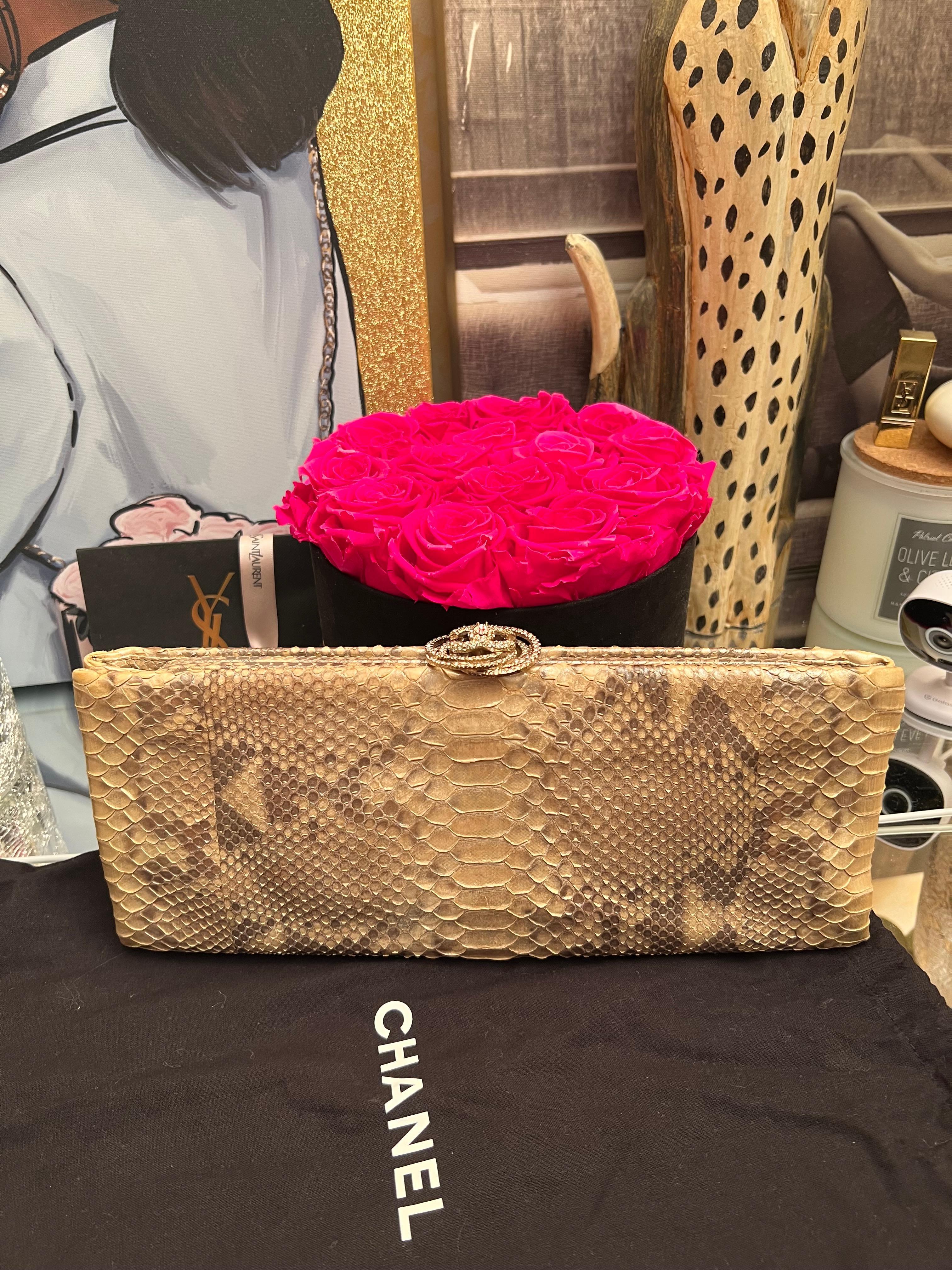 Rose Chanel pochette Camelia en python doré et cristal en vente