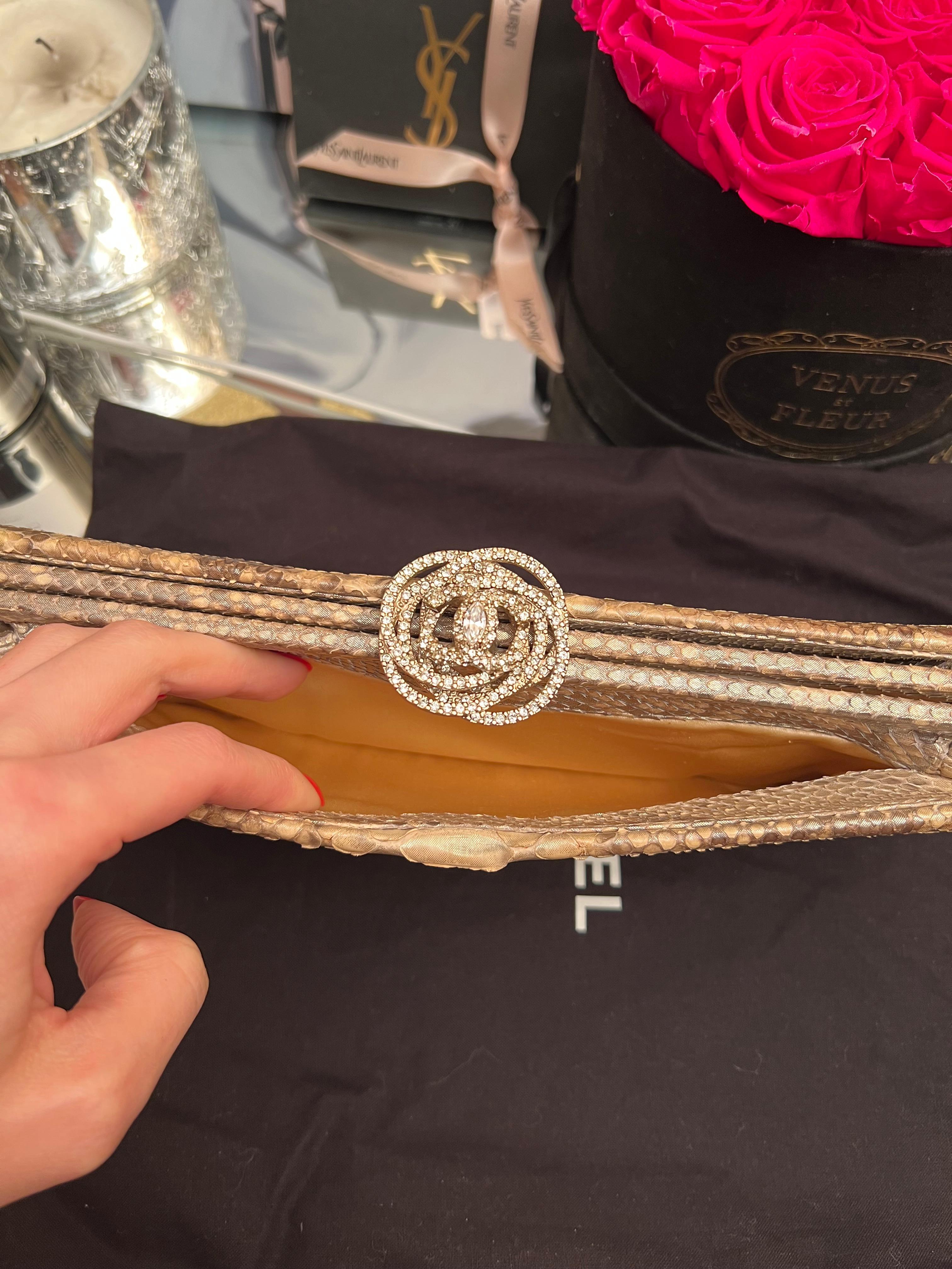Chanel pochette Camelia en python doré et cristal Bon état - En vente à New York, NY