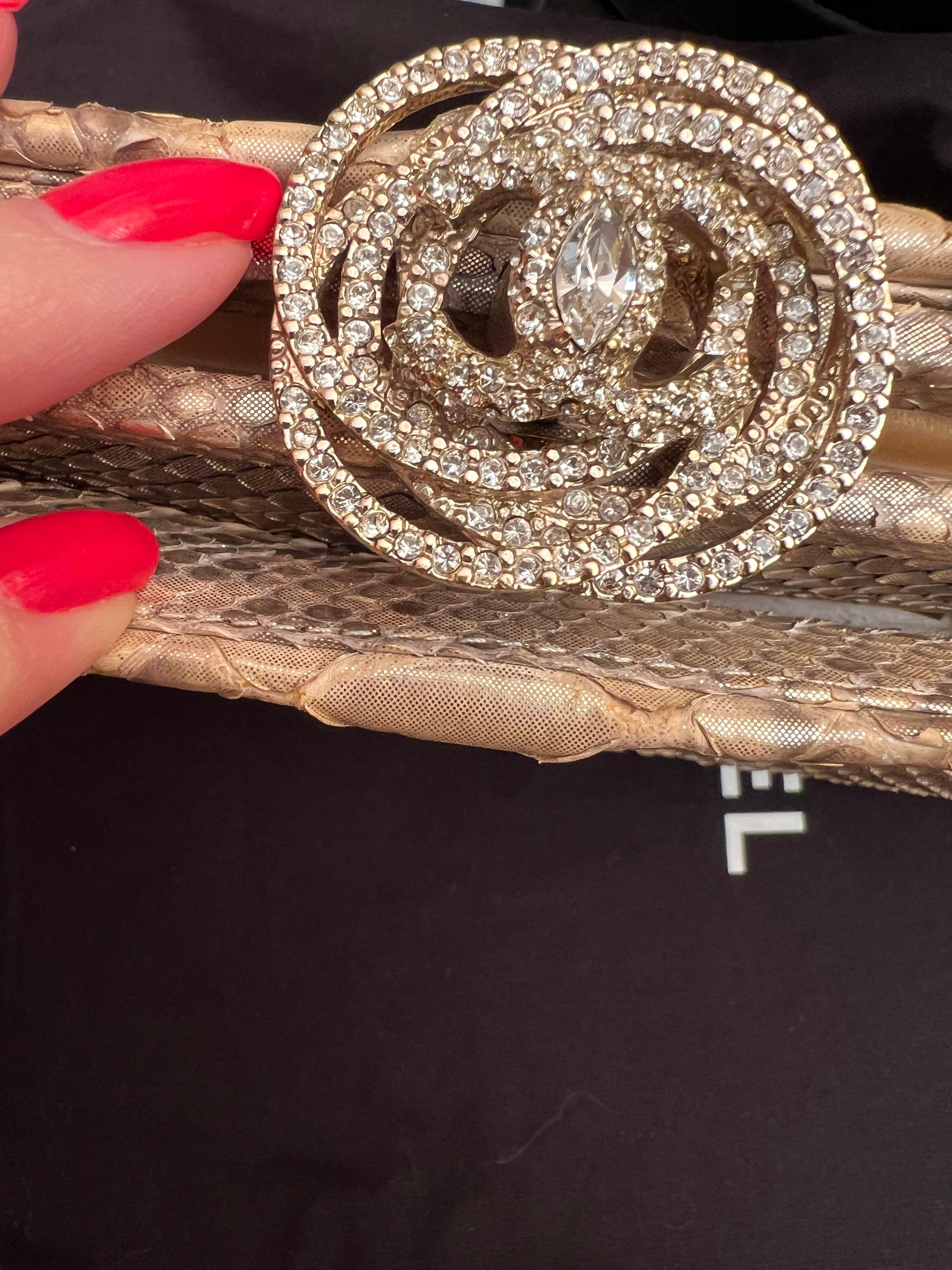 Chanel pochette Camelia en python doré et cristal en vente 1