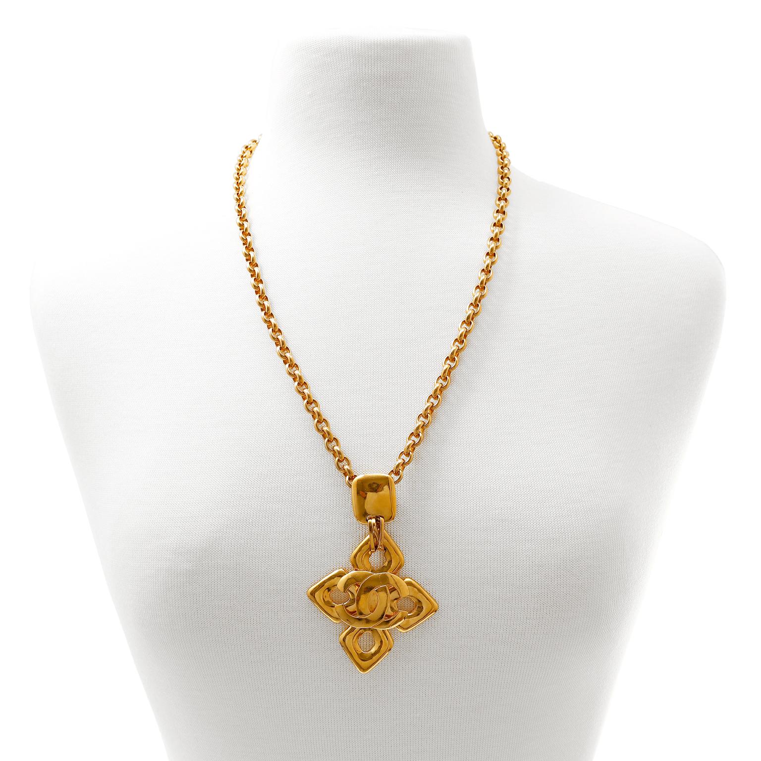 This authentic Chanel Gold CC Cross Necklace is in excellent condition.  24 karat gold plated chain is approximately 25.5 inches long.  Large gold tone quatrefoil cross with interlocking CC, approximately 2.5 x 3.5 inches.  

PBF 10148
