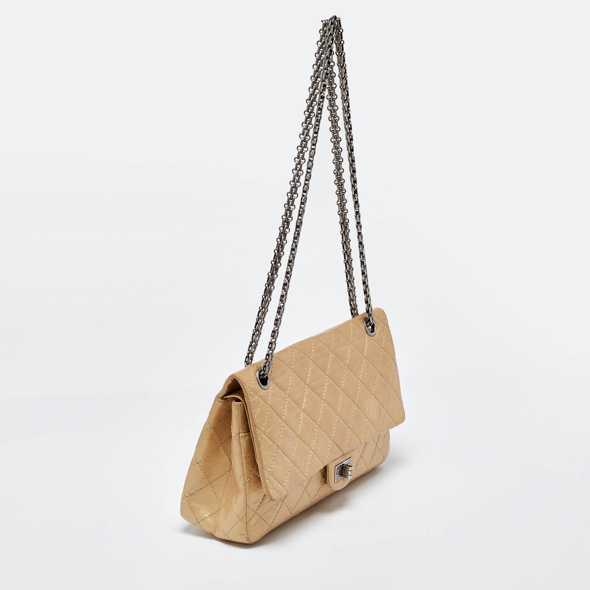 Or Chanel - Reissue 2.55 Classic 226 - Sac à rabat en cuir vieilli matelassé or en vente