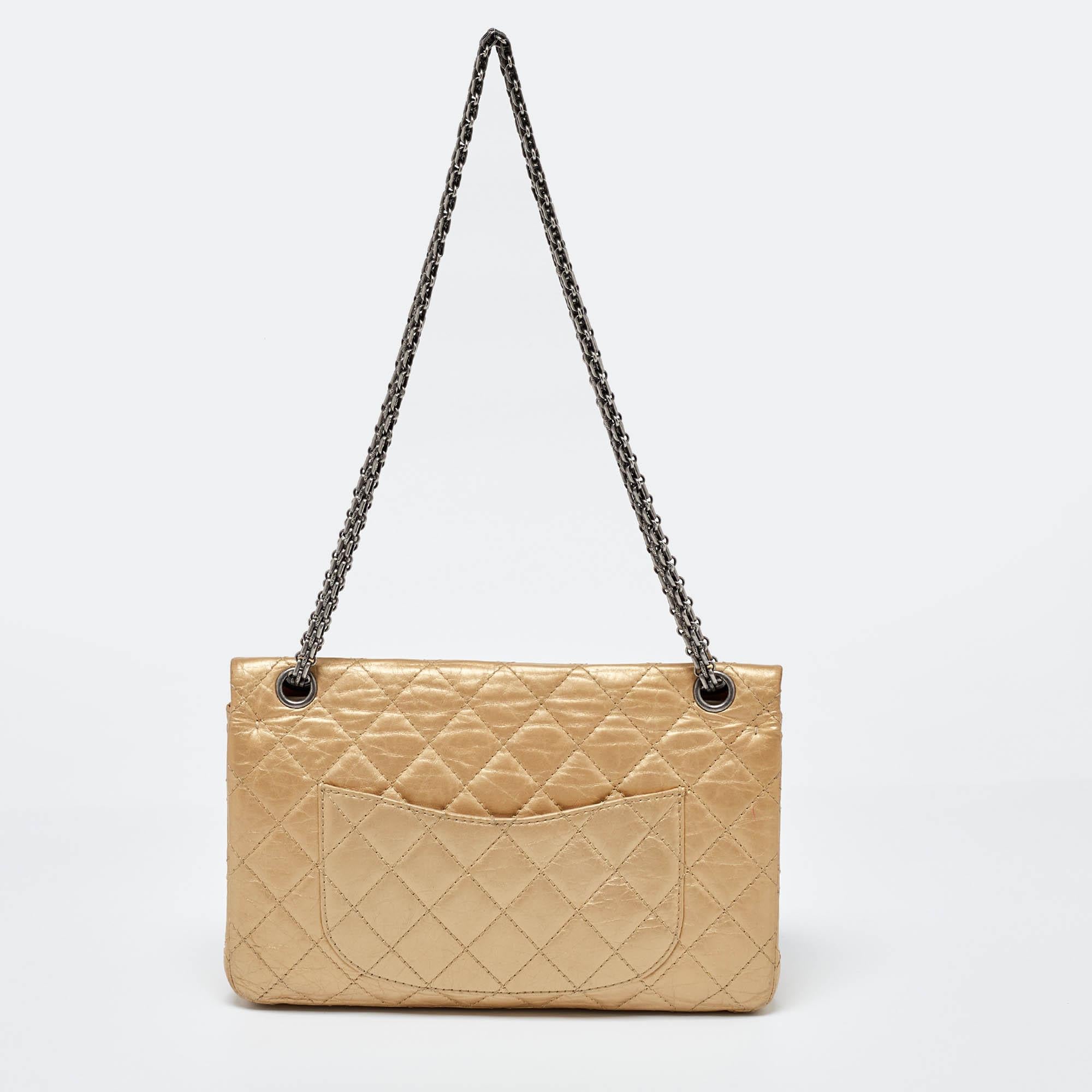 Chanel - Reissue 2.55 Classic 226 - Sac à rabat en cuir vieilli matelassé or Bon état - En vente à Dubai, Al Qouz 2