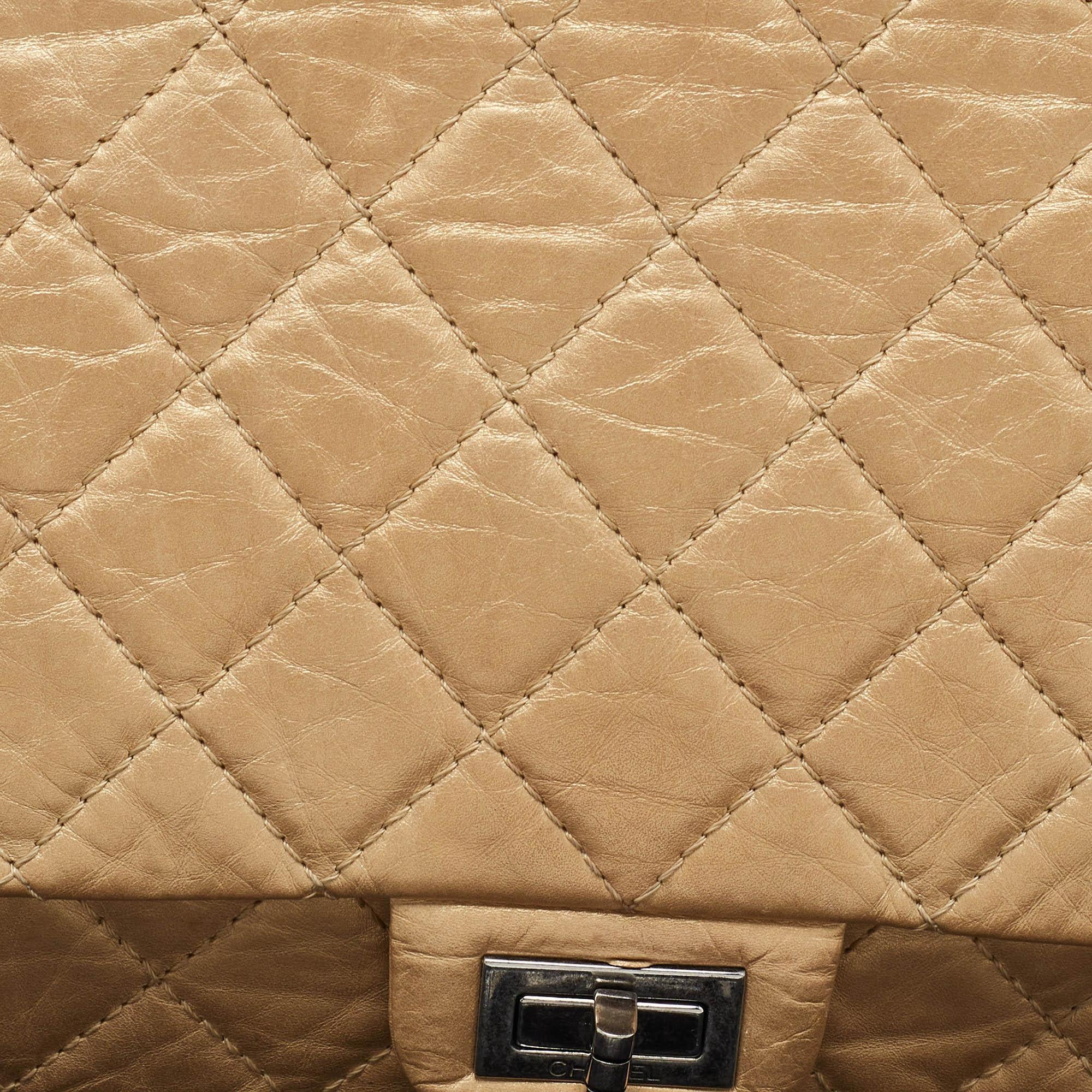 Chanel - Reissue 2.55 Classic 226 - Sac à rabat en cuir vieilli matelassé or Pour femmes en vente
