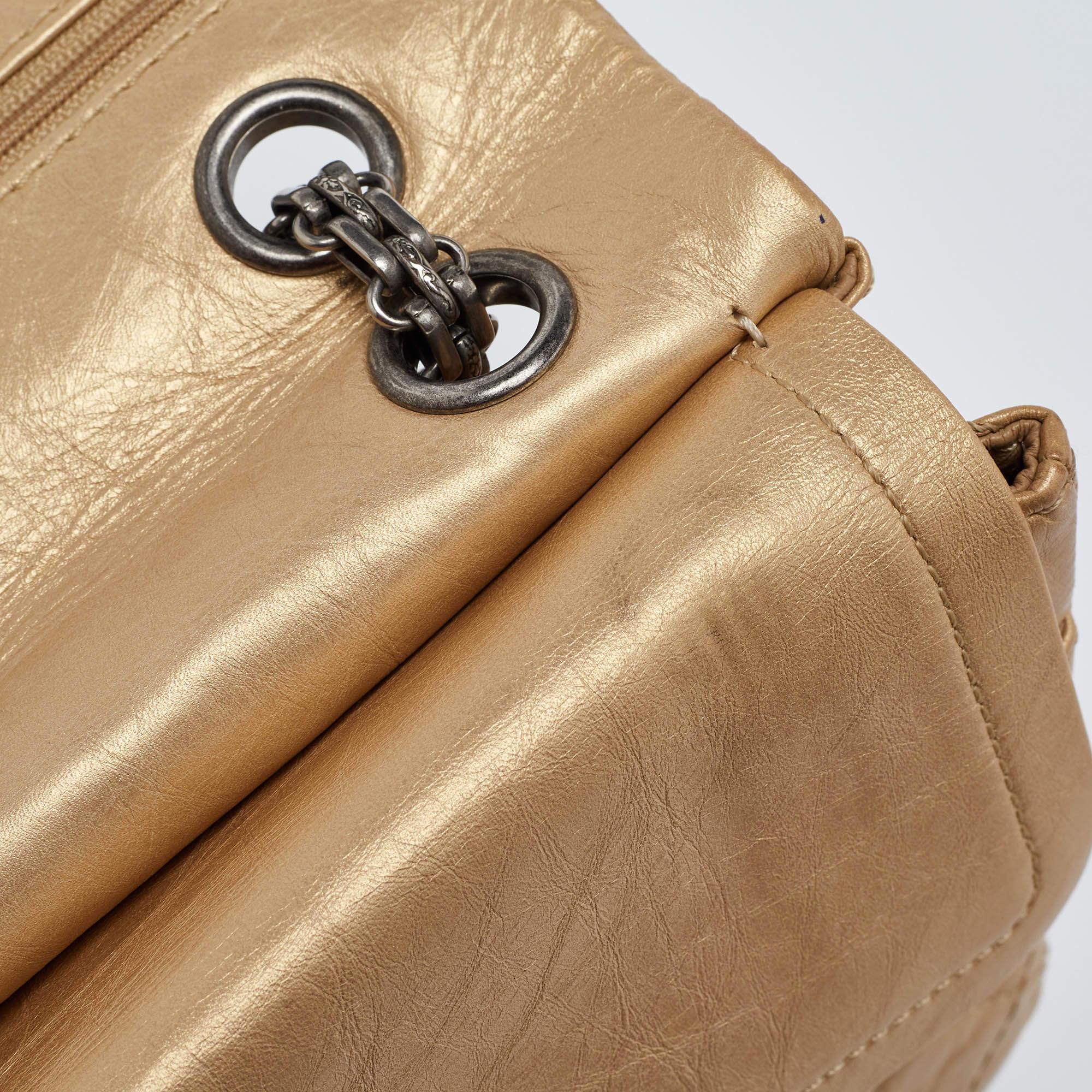 Chanel - Reissue 2.55 Classic 226 - Sac à rabat en cuir vieilli matelassé or en vente 2