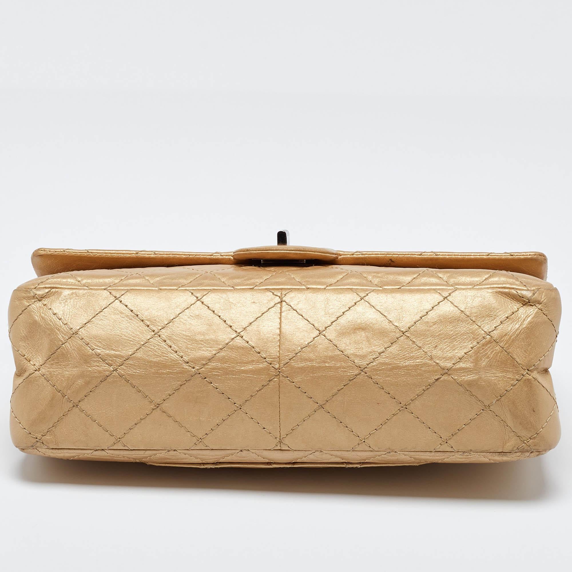 Chanel - Reissue 2.55 Classic 226 - Sac à rabat en cuir vieilli matelassé or en vente 3