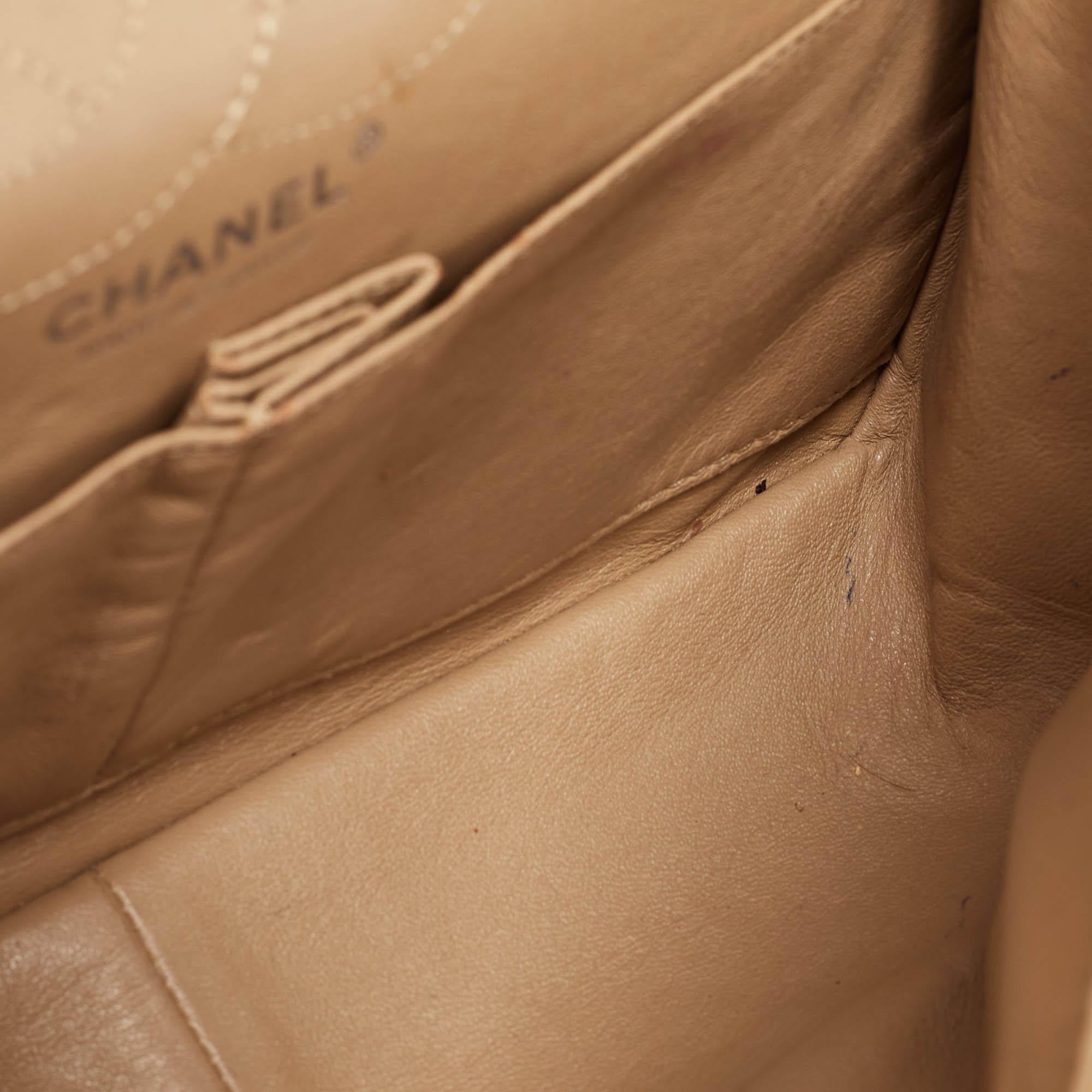 Chanel - Reissue 2.55 Classic 226 - Sac à rabat en cuir vieilli matelassé or en vente 4