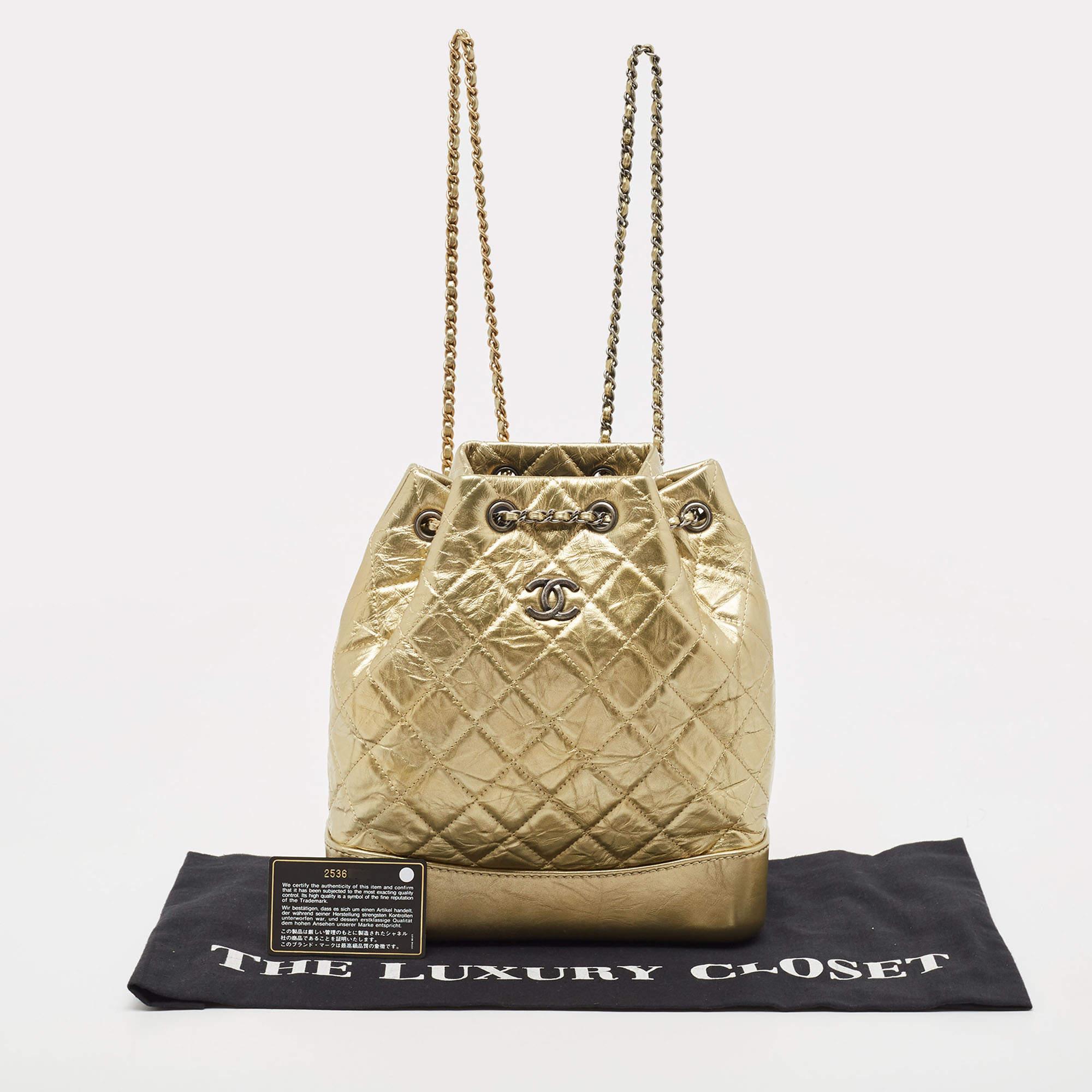 Chanel - Petit sac à dos Gabrielle en cuir vieilli matelassé or en vente 8