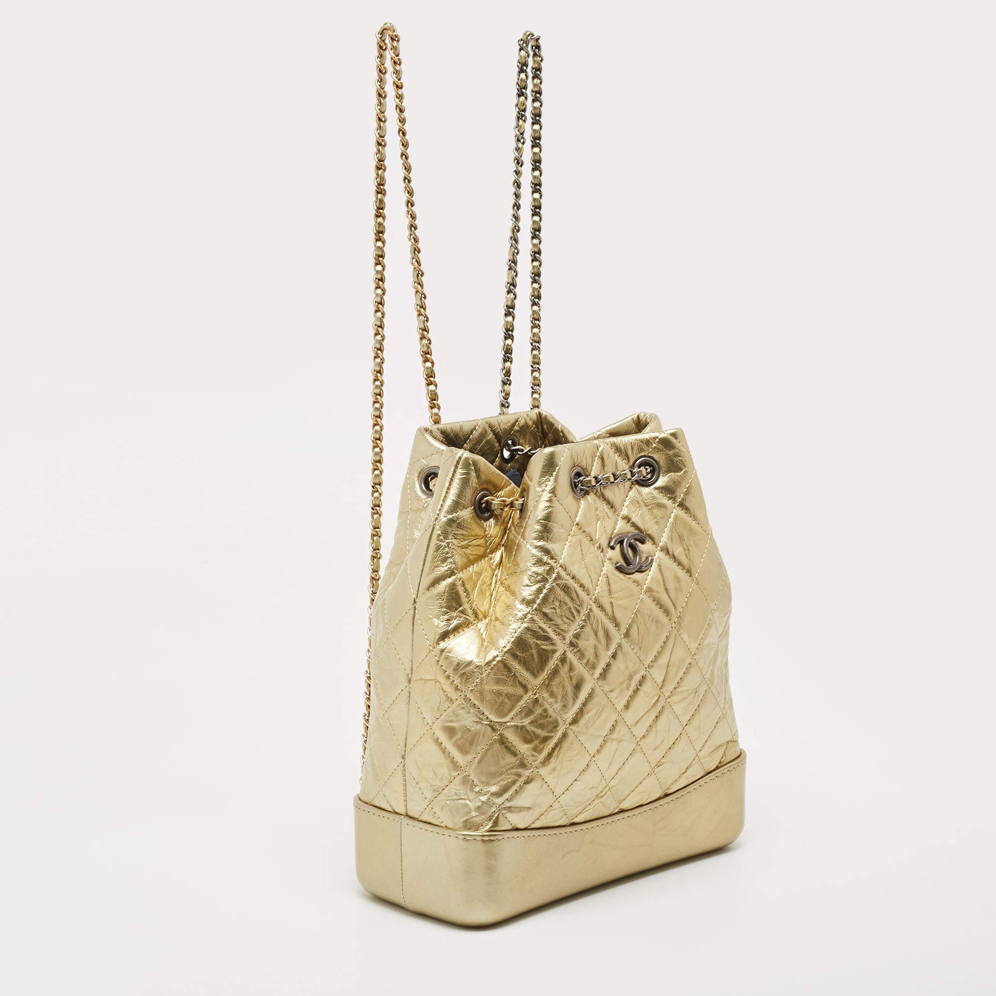 Chanel - Petit sac à dos Gabrielle en cuir vieilli matelassé or Excellent état - En vente à Dubai, Al Qouz 2
