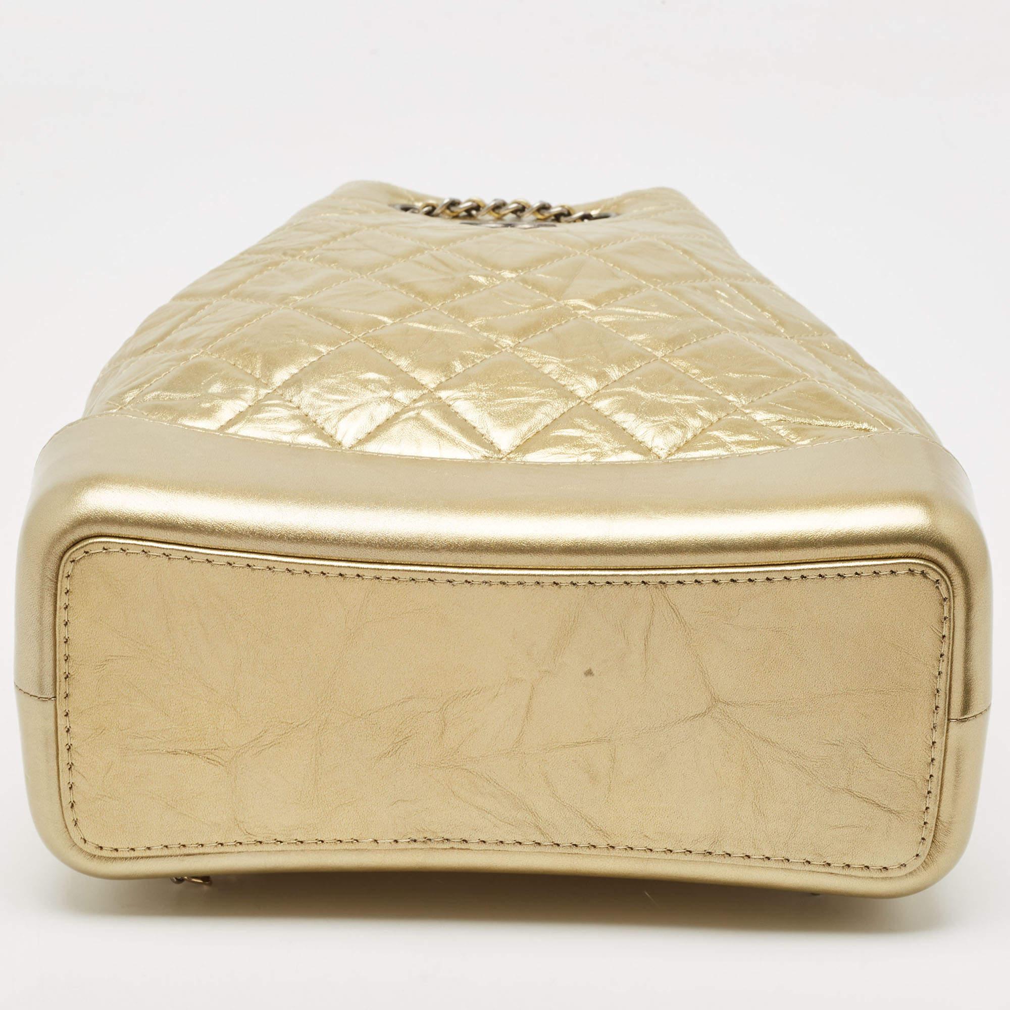 Chanel - Petit sac à dos Gabrielle en cuir vieilli matelassé or en vente 3