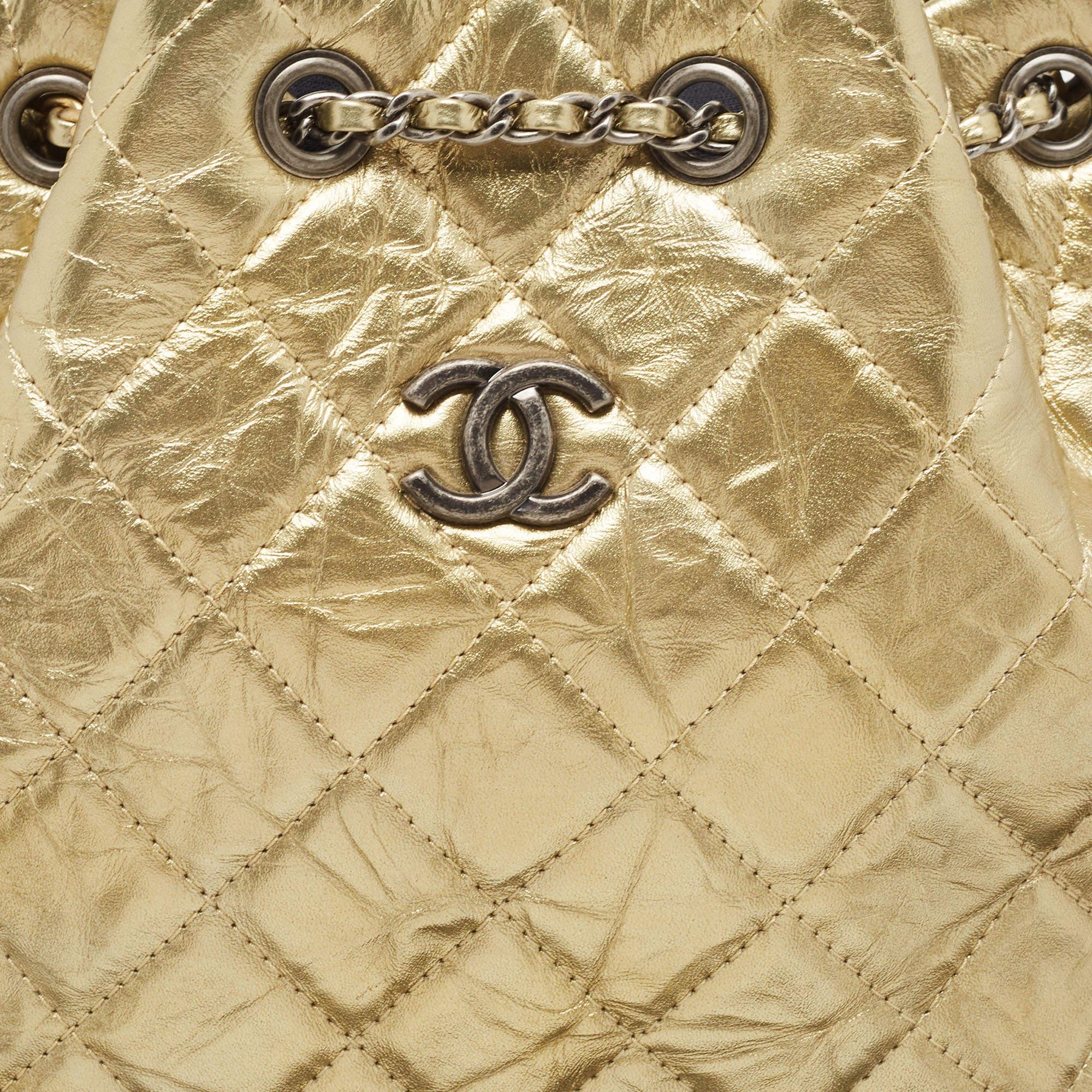 Chanel - Petit sac à dos Gabrielle en cuir vieilli matelassé or en vente 4