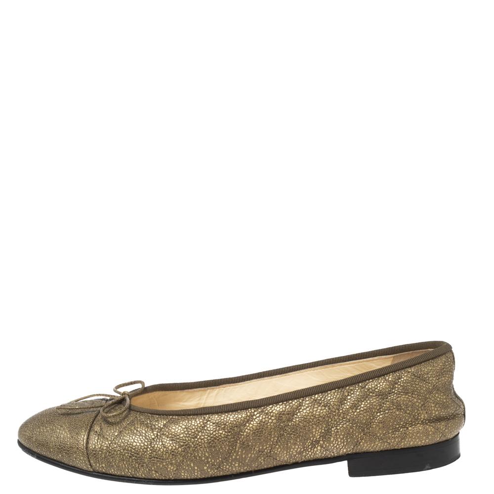 Chanel understands your need for comfort and style in these flats. Chic and classic, these are crafted from metallic gold quilted caviar leather and feature the CC logo on the cap toes and bow details. On days when you don't feel like wearing heels,