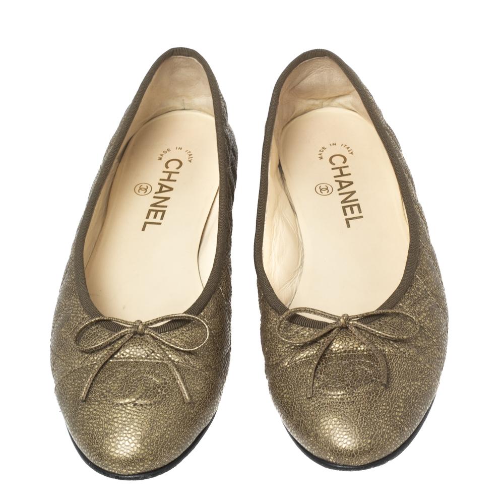 Chanel Gold Quilted Caviar Leather Bow CC Cap Toe Ballet Flats Size 39.5 In Good Condition In Dubai, Al Qouz 2