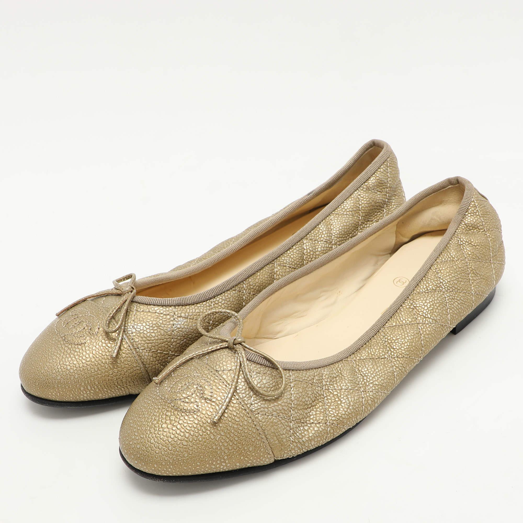 A common sight in the closets of fashionistas is a pair of Chanel ballet flats. They are perfect to wear on busy days and just stylish enough to assist ones style. These are crafted from gold quilted caviar leather and feature the CC logo on the