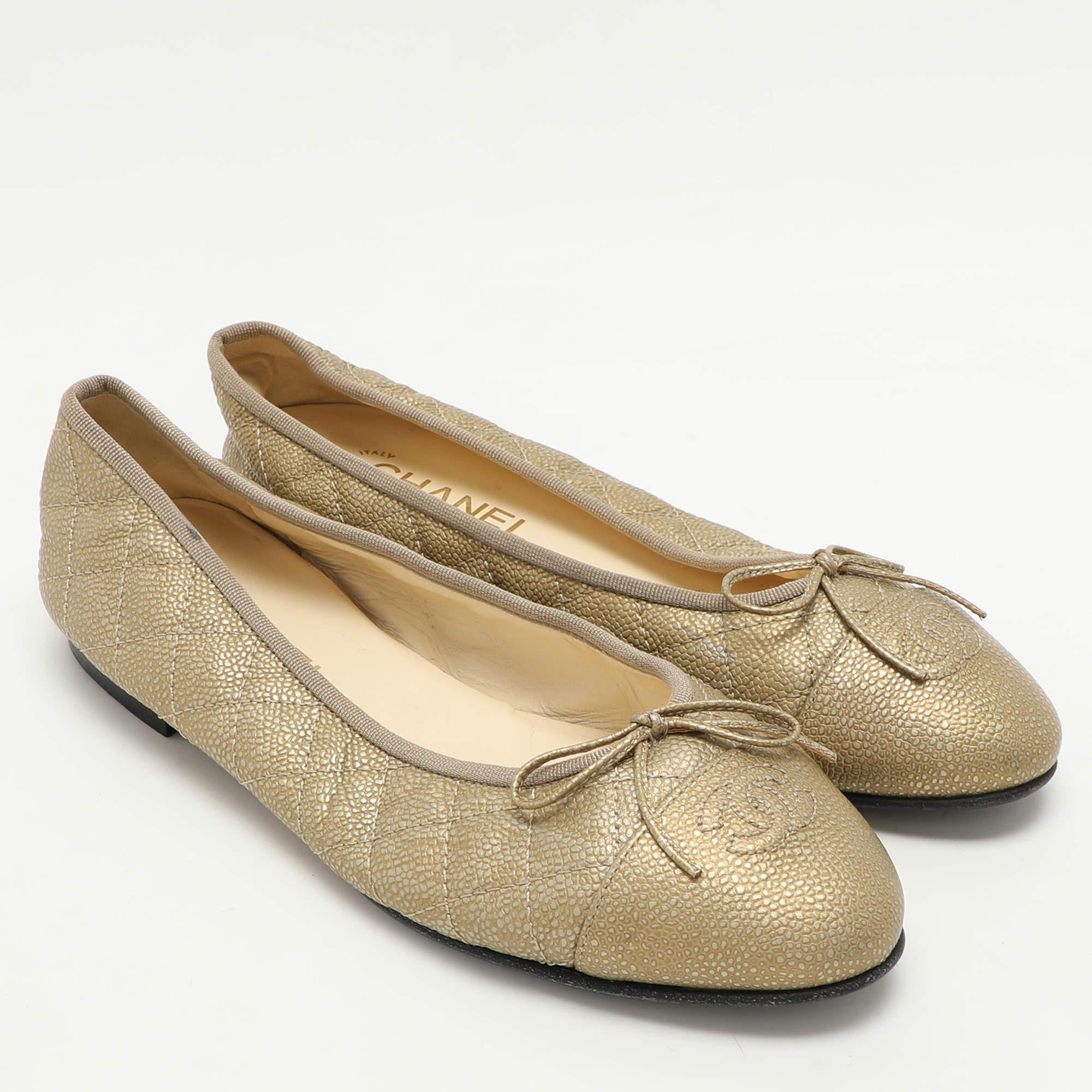 Chanel Gold Quilted Caviar Leather CC Ballet Flats Size 40 In Good Condition In Dubai, Al Qouz 2