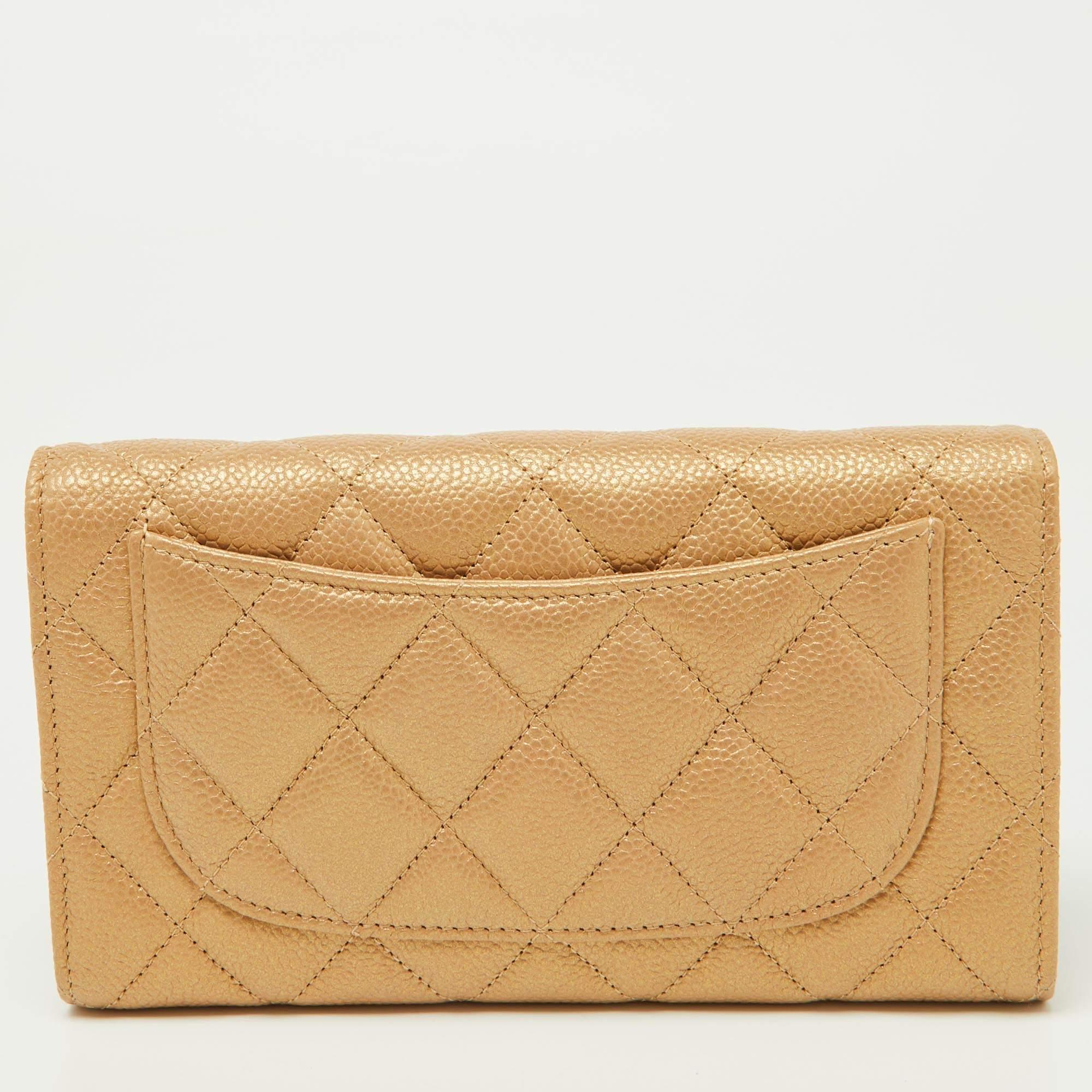 Chanel bietet Ihnen ein schickes Portemonnaie im Look einer klassischen Überschlagtasche. Sie ist aus Kaviarleder gefertigt und hat eine Klappe und eine aufgesetzte Tasche auf der Rückseite. Dieses Stück ist mit Steppnähten und einem CC-Druckknopf