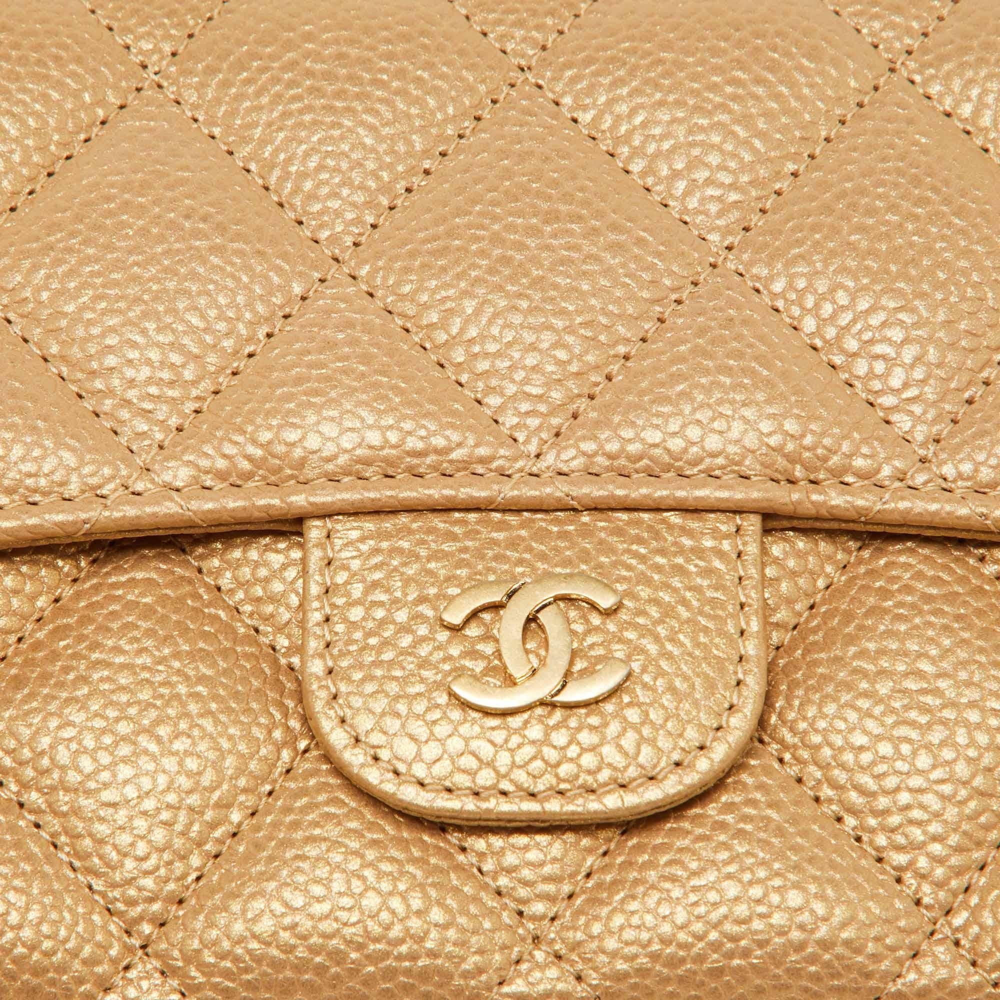 Chanel Gold gesteppt Kaviar Leder Trifold Geldbörse im Angebot 1