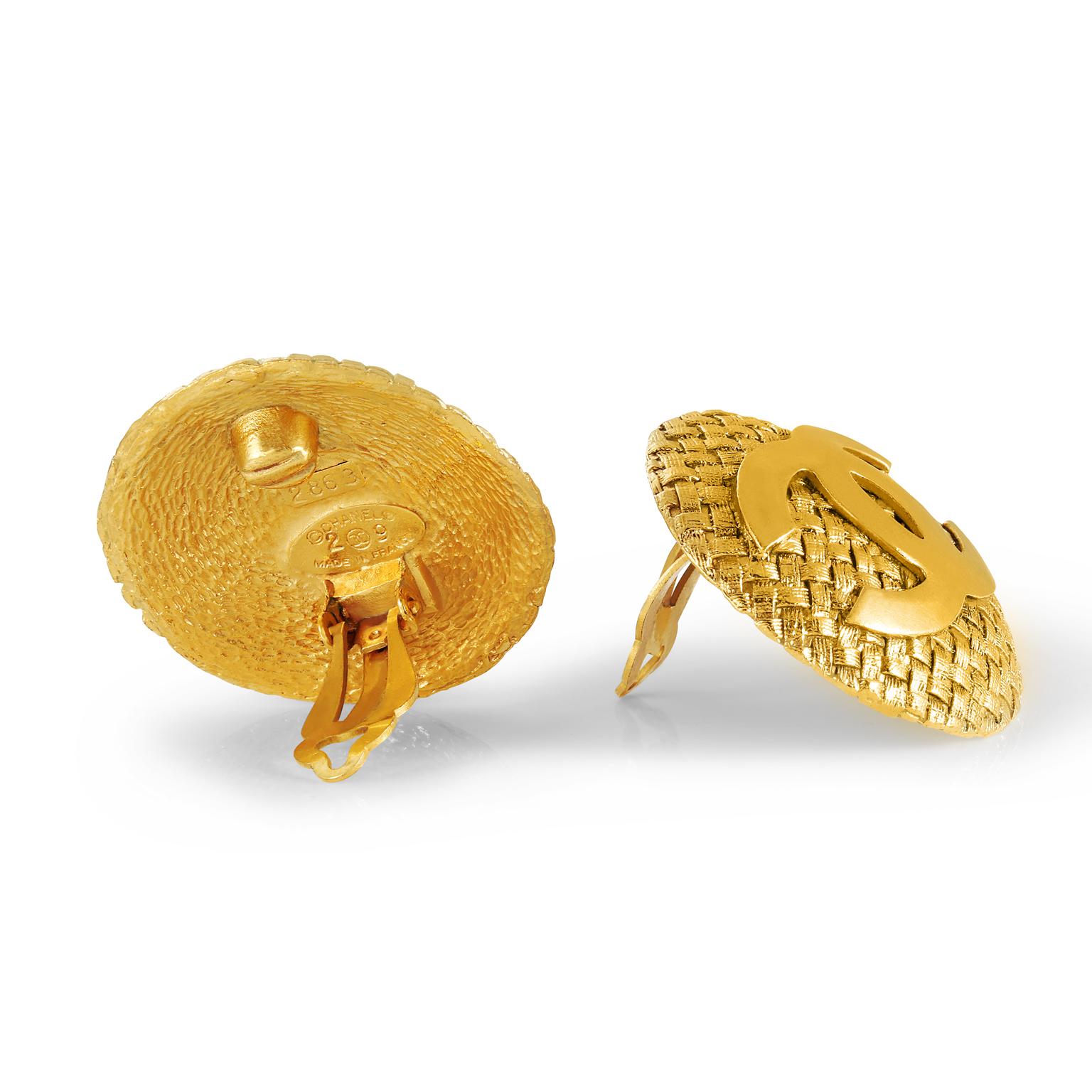 These authentic Chanel Gold Quilted CC Earrings are in excellent vintage condition from the early 1990’s.  Round gold button style earrings have quilted background and interlocking CC’s.  Clip on style.  Made in France.  Pouch or box included.

 
