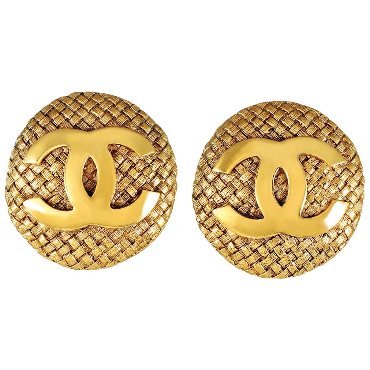 Chanel Gold gesteppte CC-Ohrringe mit Knopfleiste