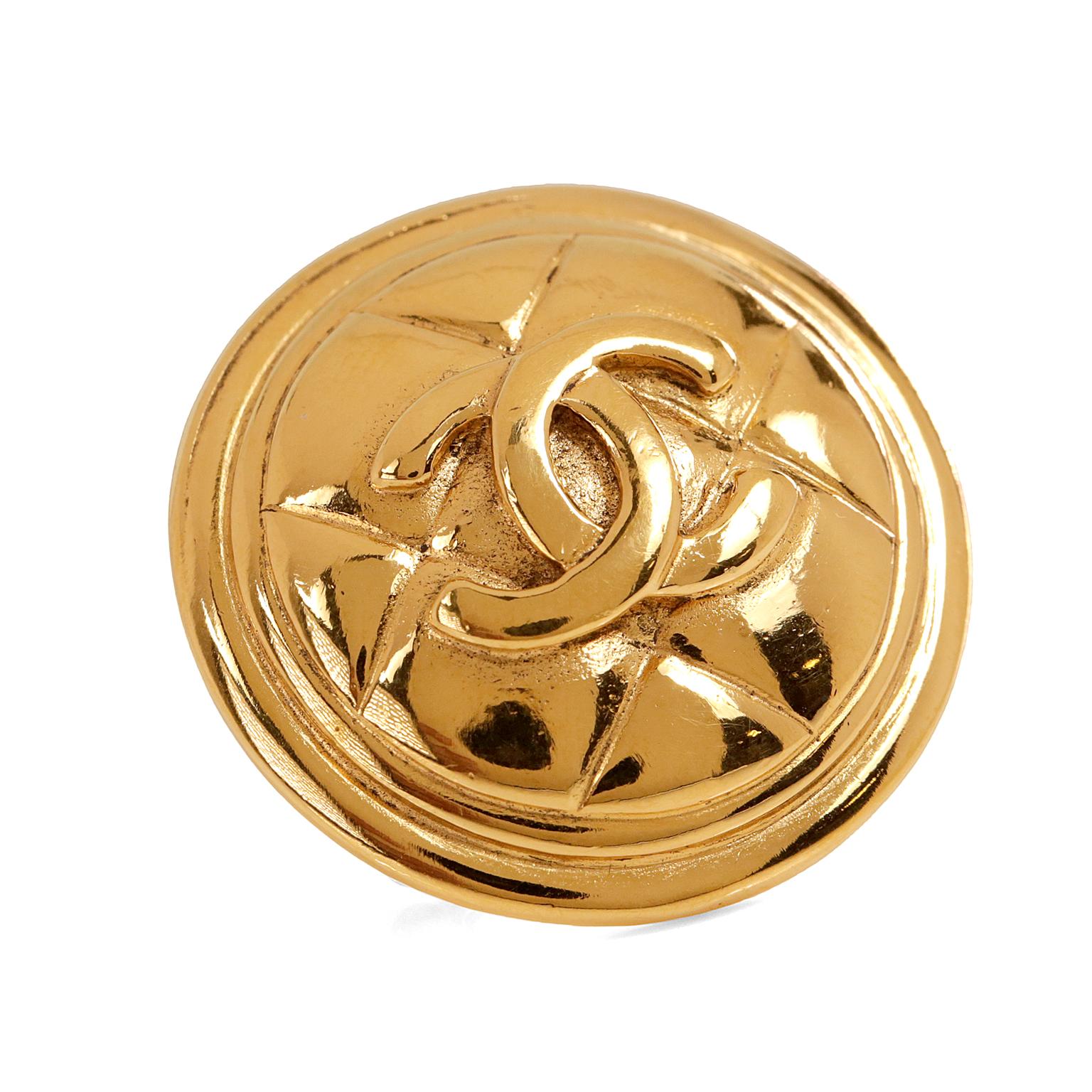 Chanel - Épingle bouton CC matelassée dorée Excellent état - En vente à Palm Beach, FL