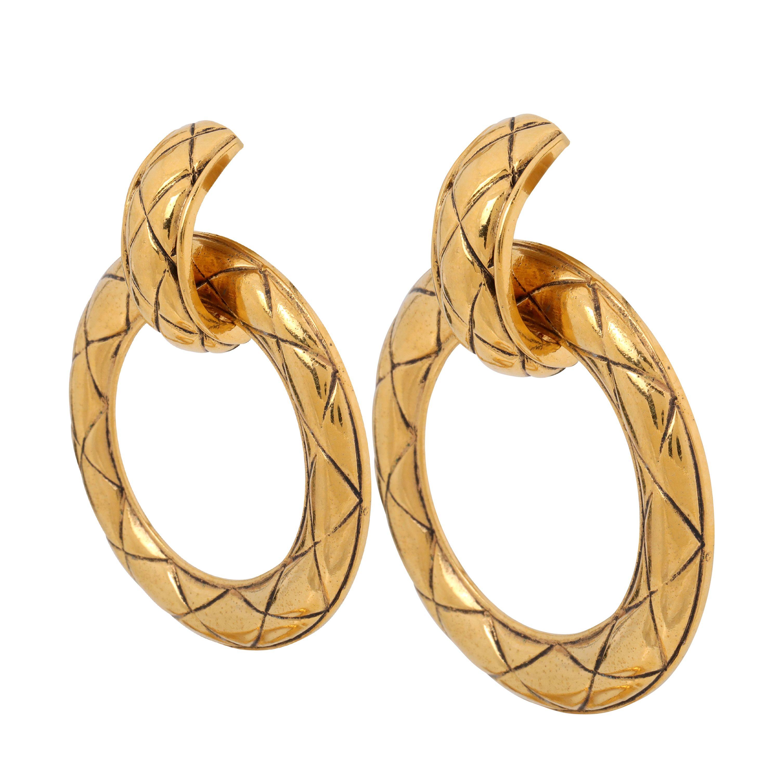 These authentic Chanel Gold Quilted Hoop Clip On Earrings are in excellent vintage condition from the 1980’s.  Large front facing gold hoops are etched with signature Chanel quilting.  Clip on style.  Made in France. Pouch or box included.  

PBF