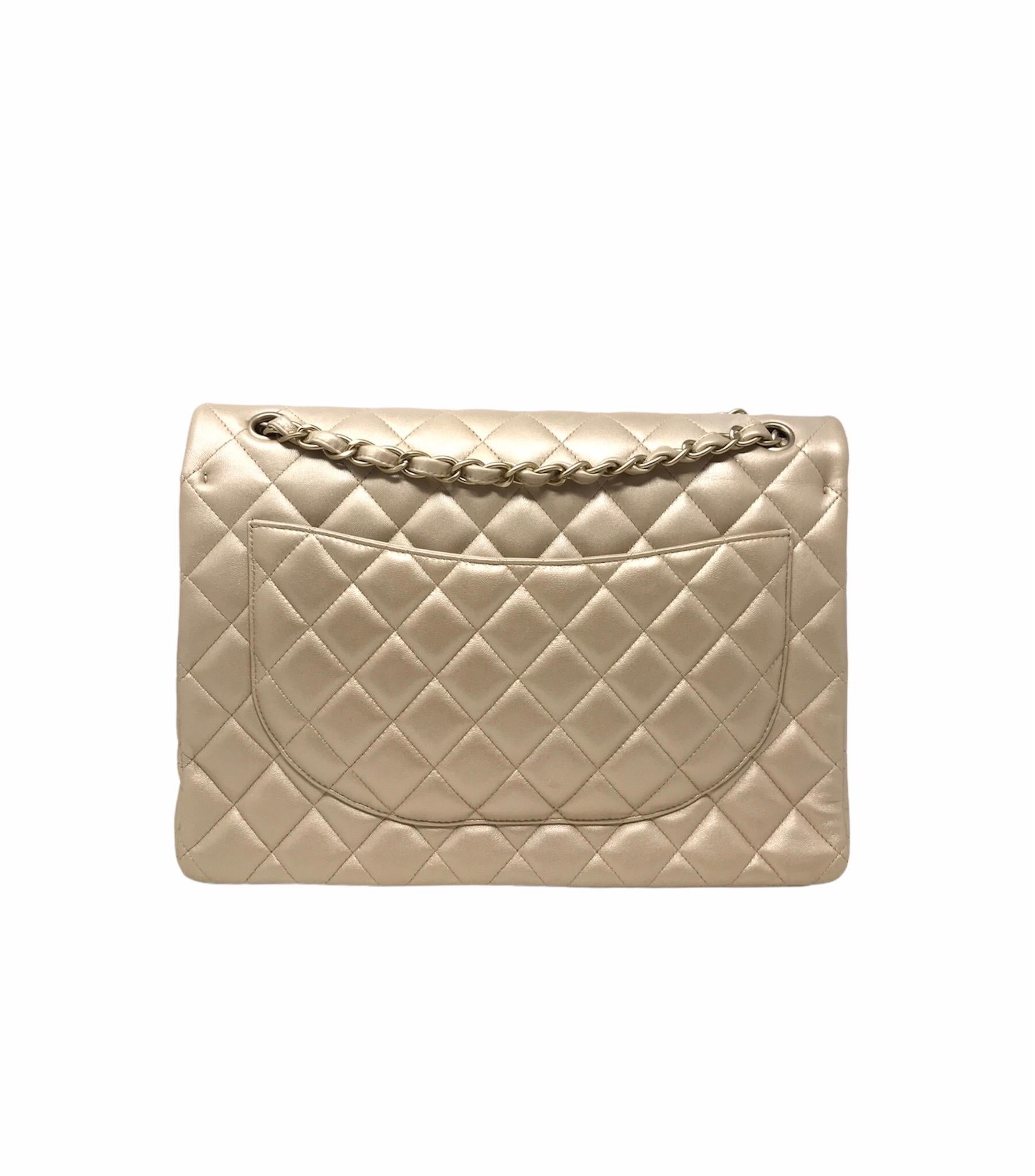 Chanel Maxi Classic Double Flap Bag 2012 in smooth lamb smeared gold, hdw satin excellent condition double internal flap , year of production 2012 , it is carried on shoulder or shoulder, very rare and unique color bag is not equipped with