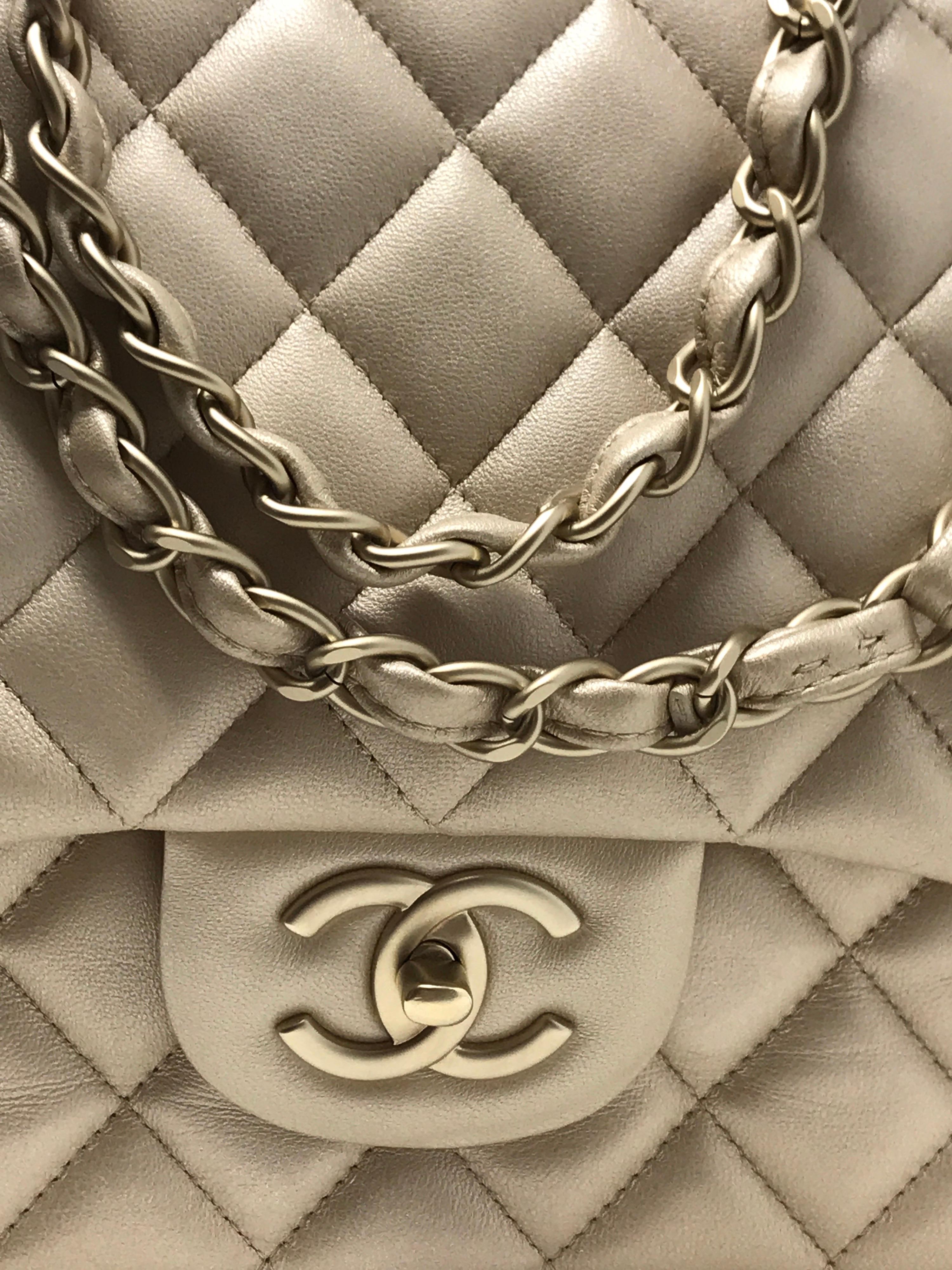 Chanel Gold Quilted Lambskin Leather Maxi Classic Double Flap Bag 2012 In Excellent Condition For Sale In Milan, IT