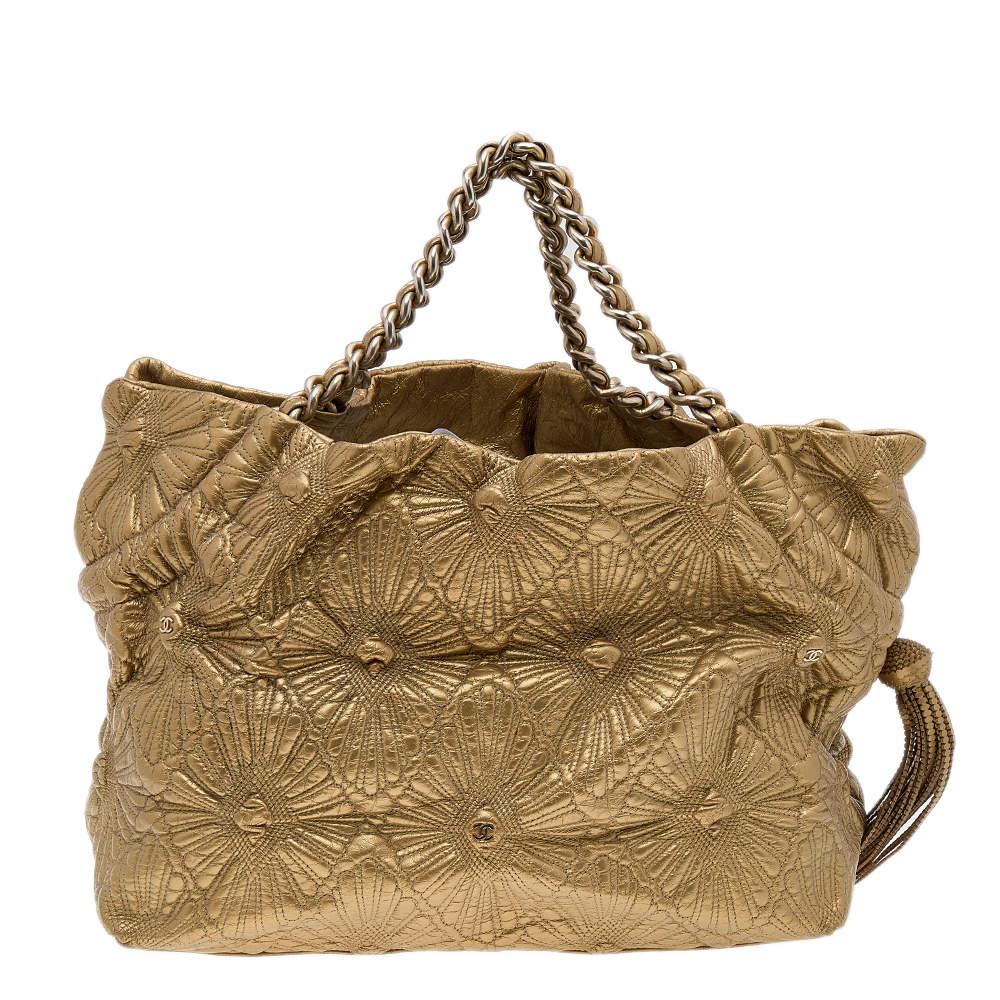 Fit for everyday use and classy in appearance, this gorgeous Ca D'Oro tote from the House of Chanel exudes essentiality and luxury in equal measures. It is made from gold quilted leather on the exterior and comes with sturdy chain handles. Its