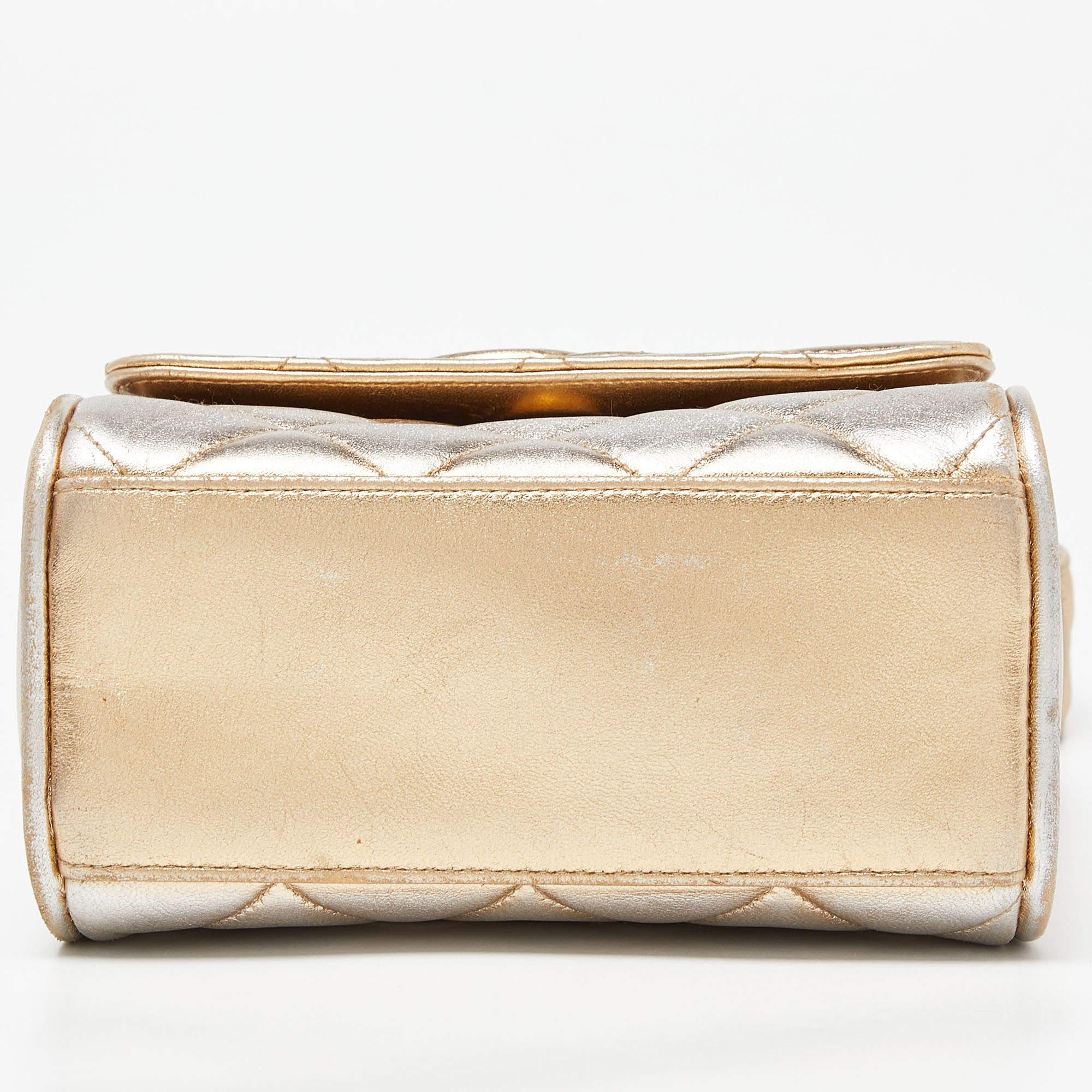 Chanel Gold gesteppte CC Umhängetasche aus Leder mit Klappe im Angebot 6