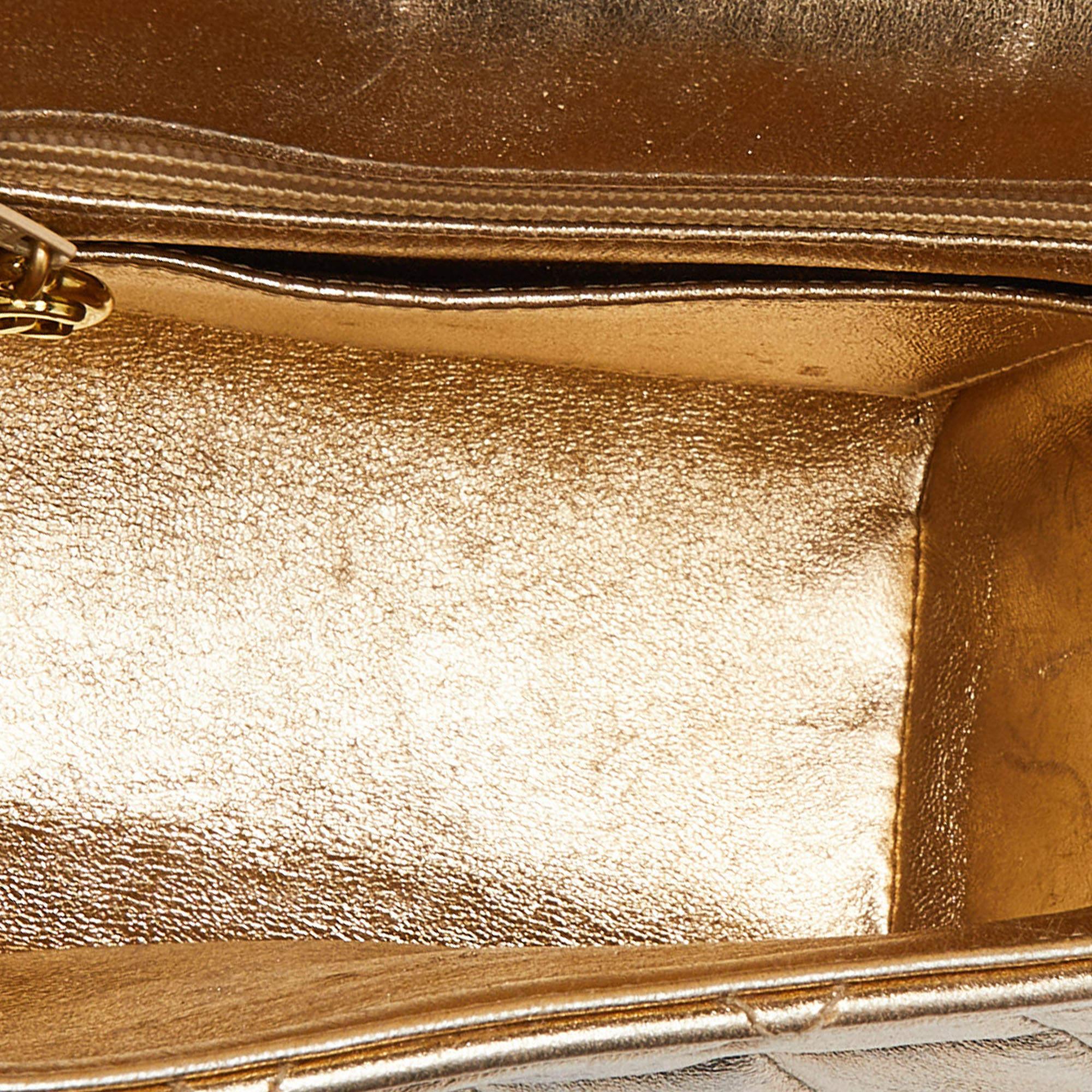 Chanel Gold gesteppte CC Umhängetasche aus Leder mit Klappe im Angebot 6