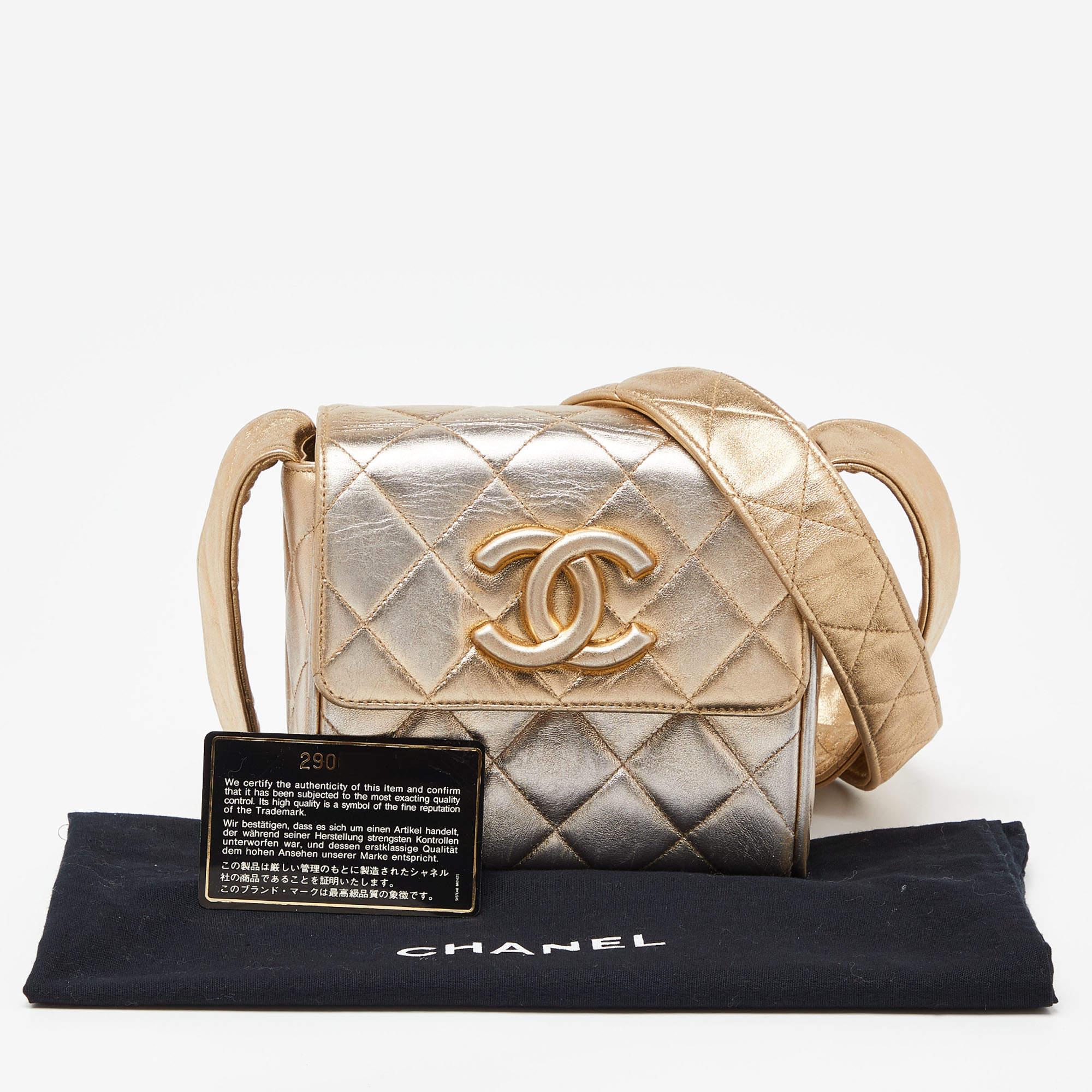 Chanel Gold gesteppte CC Umhängetasche aus Leder mit Klappe im Angebot 7