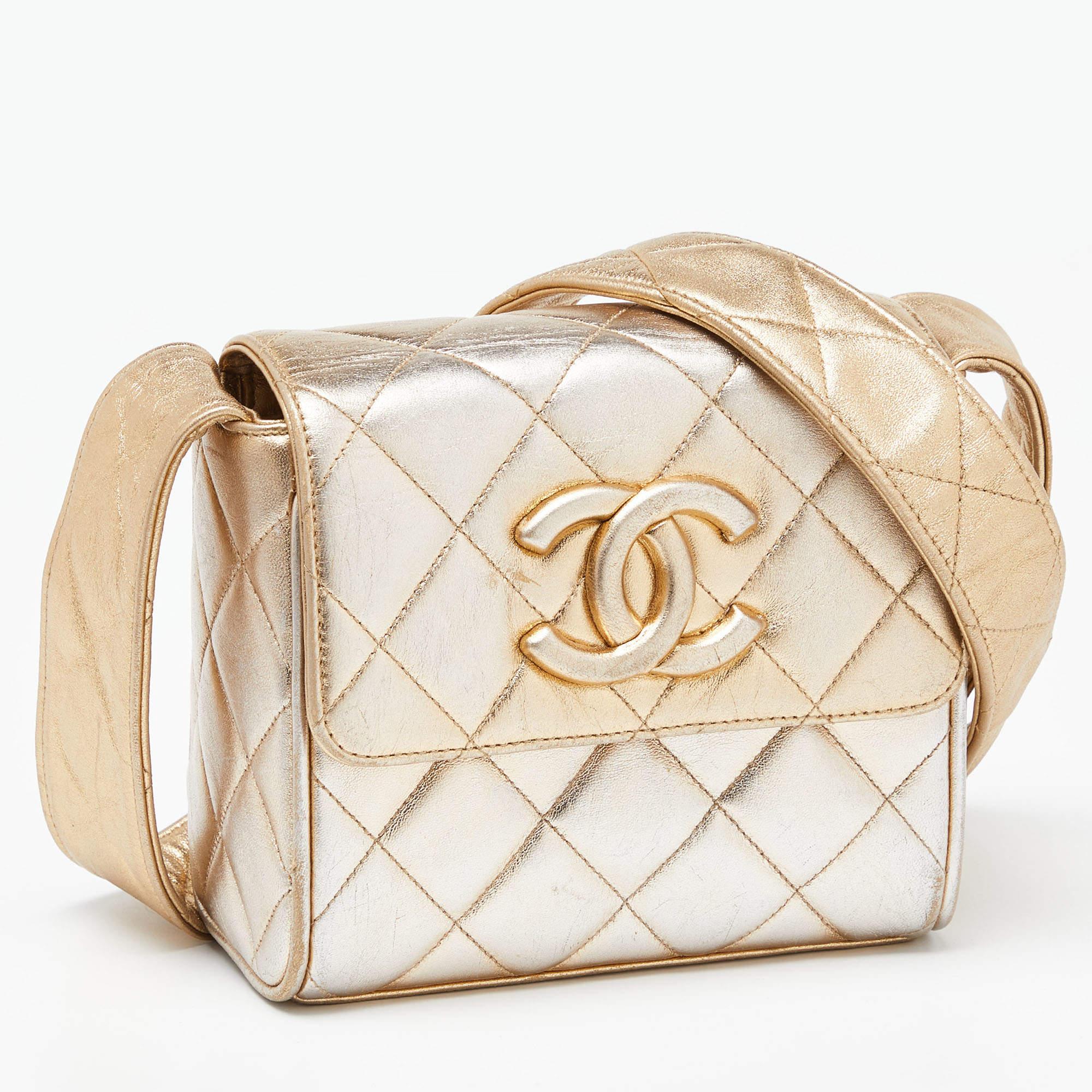 Diese goldene CC-Tasche mit Überschlag von Chanel ist ein Beispiel für die feinen Designs der Marke, die durch ihre geschickte Verarbeitung einen klassischen Charme versprühen. Es handelt sich um eine funktionelle Kreation mit einer gehobenen