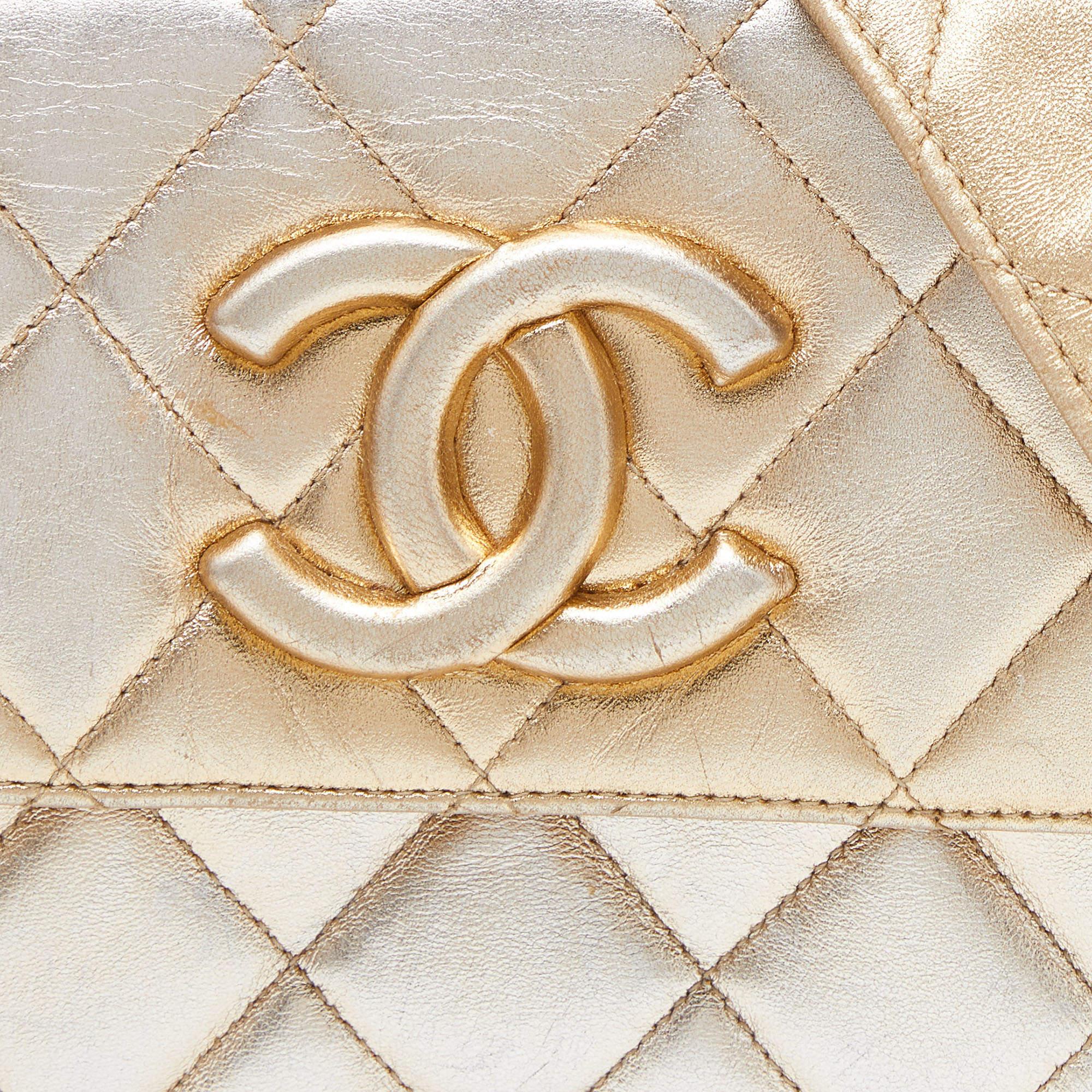 Chanel Gold gesteppte CC Umhängetasche aus Leder mit Klappe Damen im Angebot
