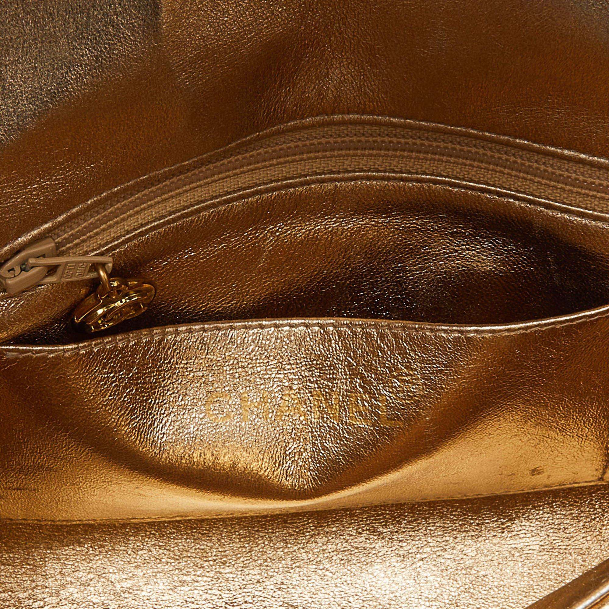 Chanel Gold gesteppte CC Umhängetasche aus Leder mit Klappe im Angebot 3