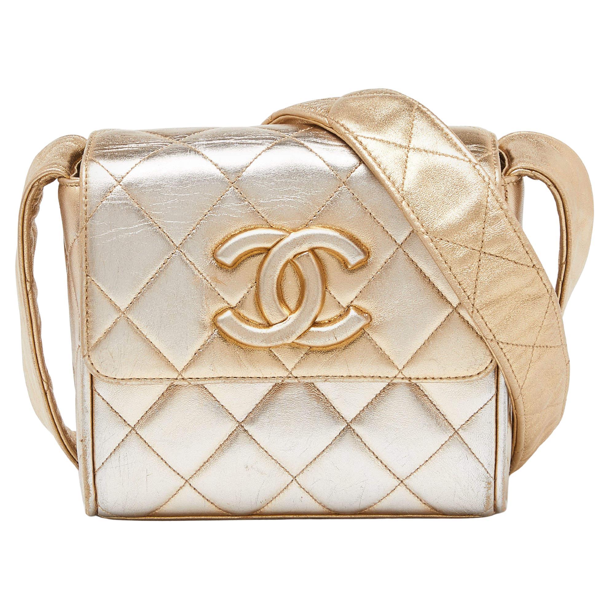 Chanel Gold gesteppte CC Umhängetasche aus Leder mit Klappe im Angebot