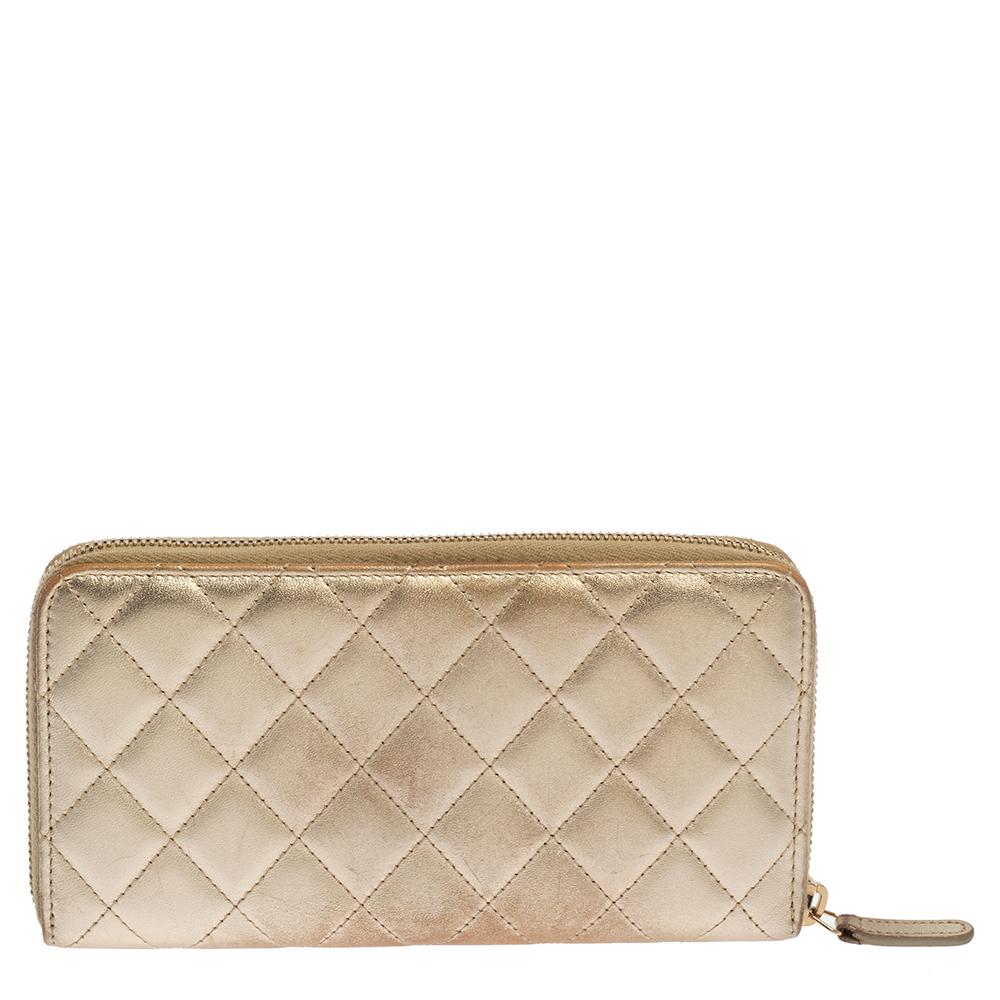 Exuding simplicity with a lot of sophistication, this wallet from Chanel is the perfect pal for your daily errands. The gold quilted leather construction is complemented with the iconic CC logo detailing on the front and the zip closure opens to a