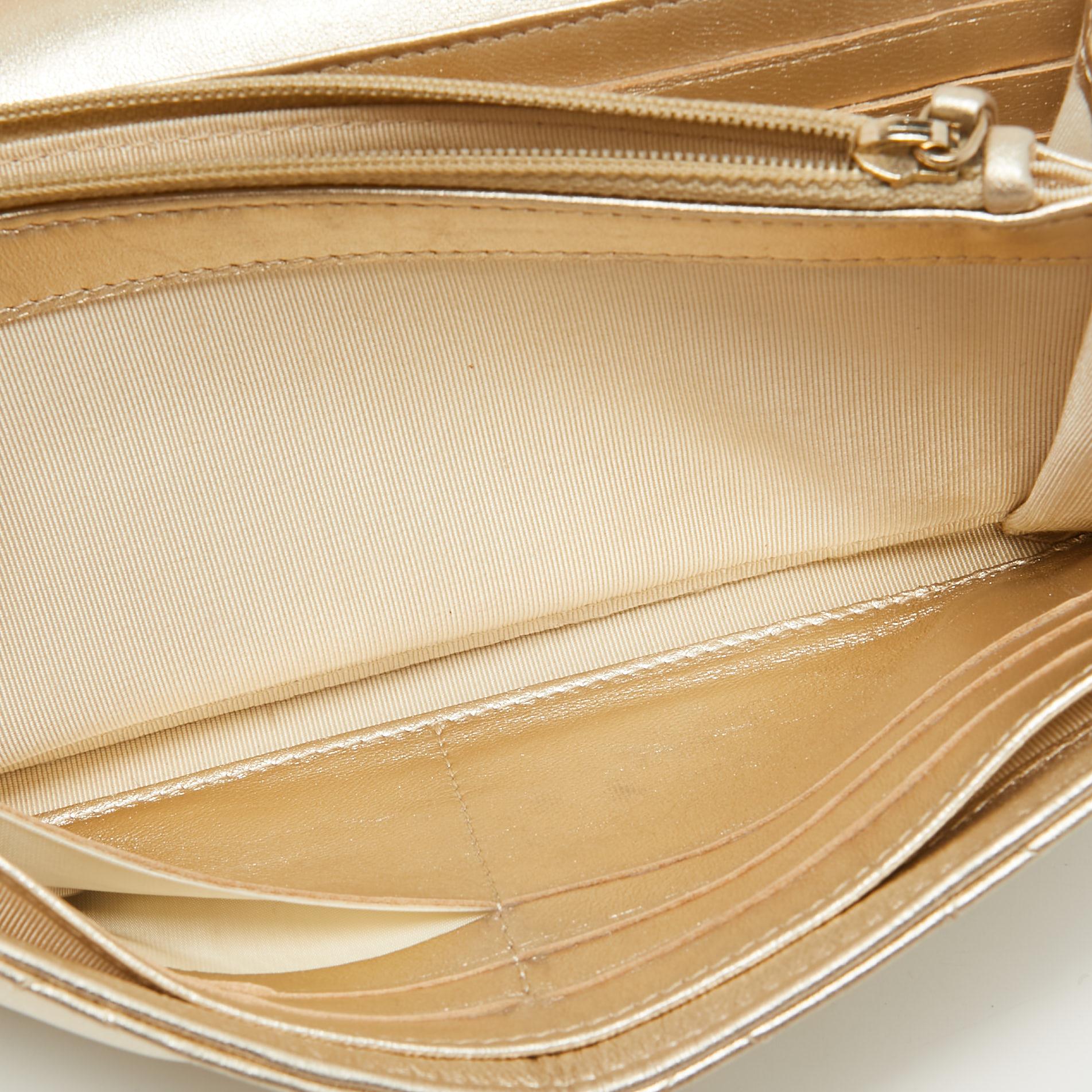 Chanel Gold Gestepptes Leder Classic Lange Brieftasche im Angebot 7