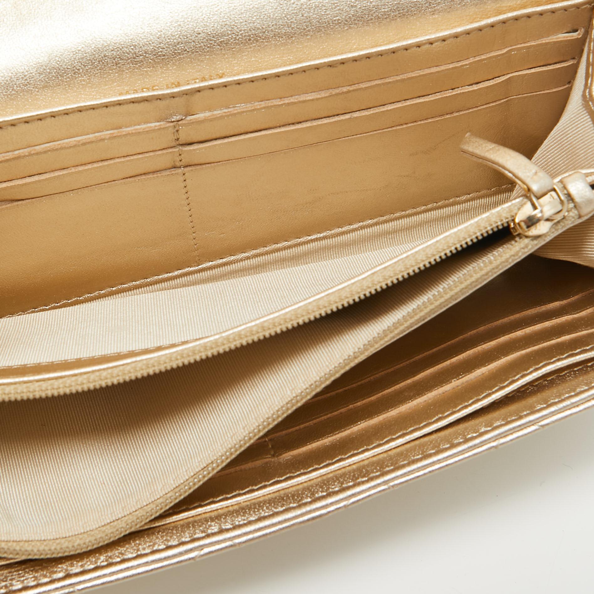 Chanel Gold Gestepptes Leder Classic Lange Brieftasche im Angebot 8
