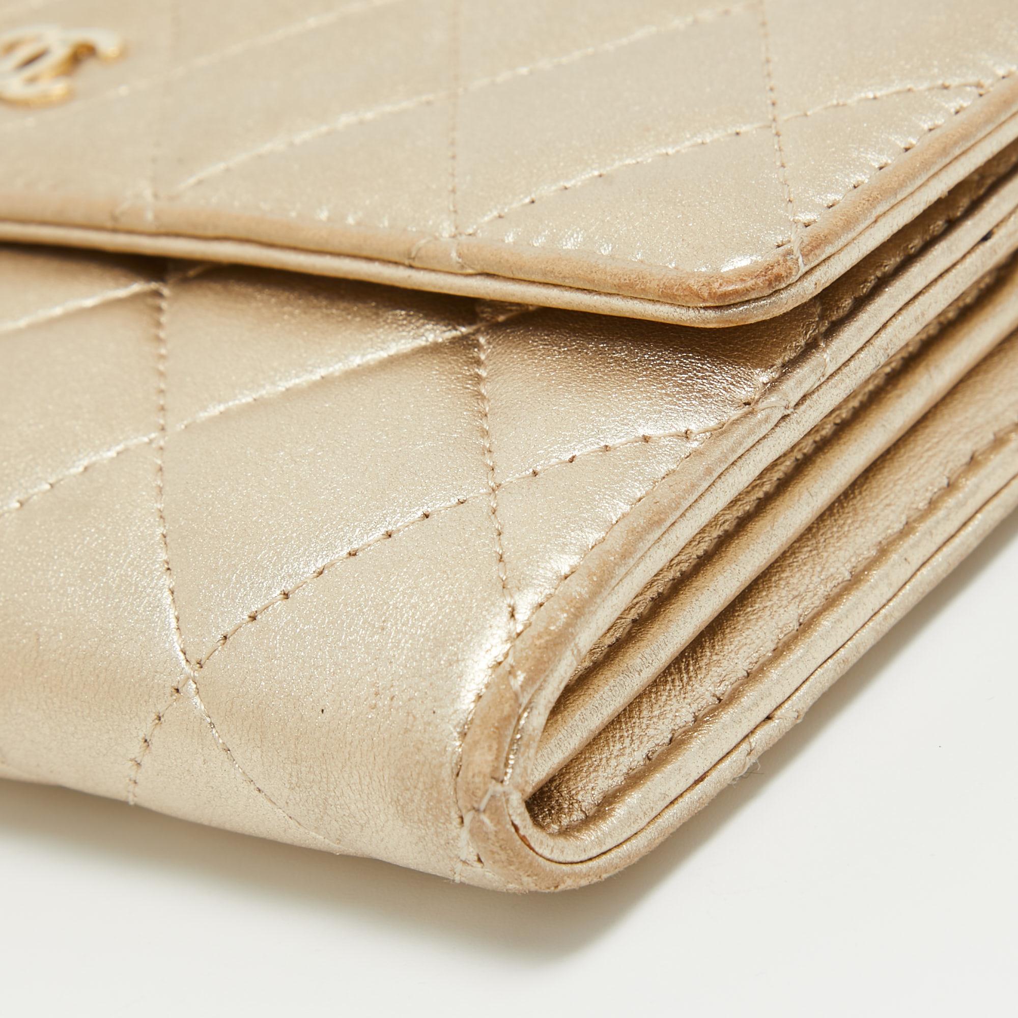 Chanel Gold Gestepptes Leder Classic Lange Brieftasche im Angebot 10