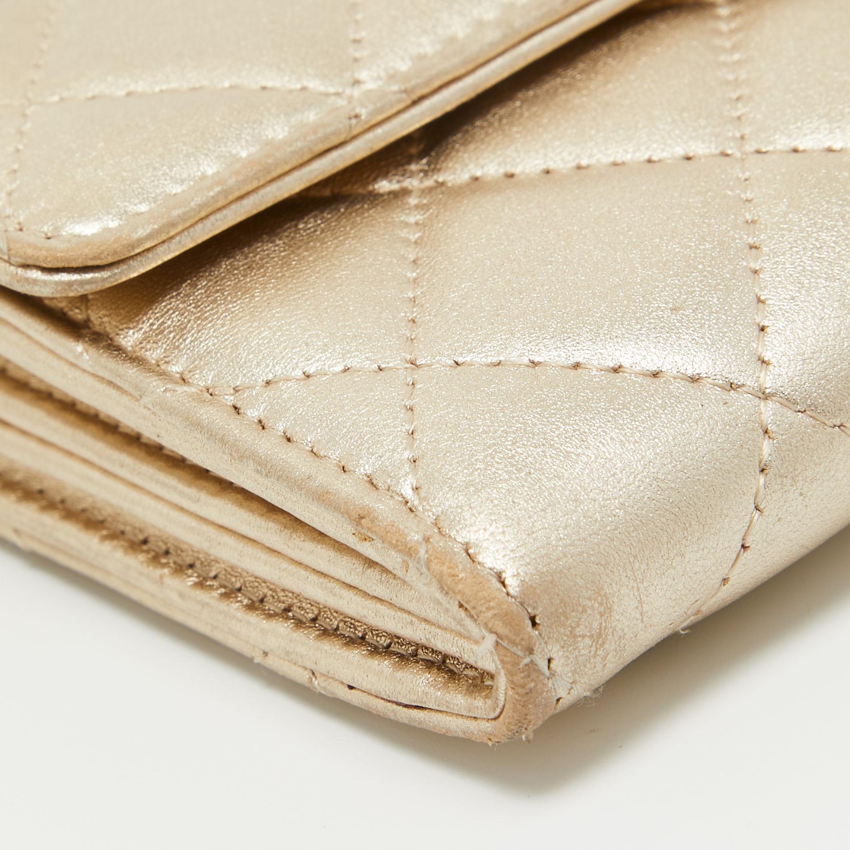 Chanel Gold Gestepptes Leder Classic Lange Brieftasche im Zustand „Gut“ im Angebot in Dubai, Al Qouz 2