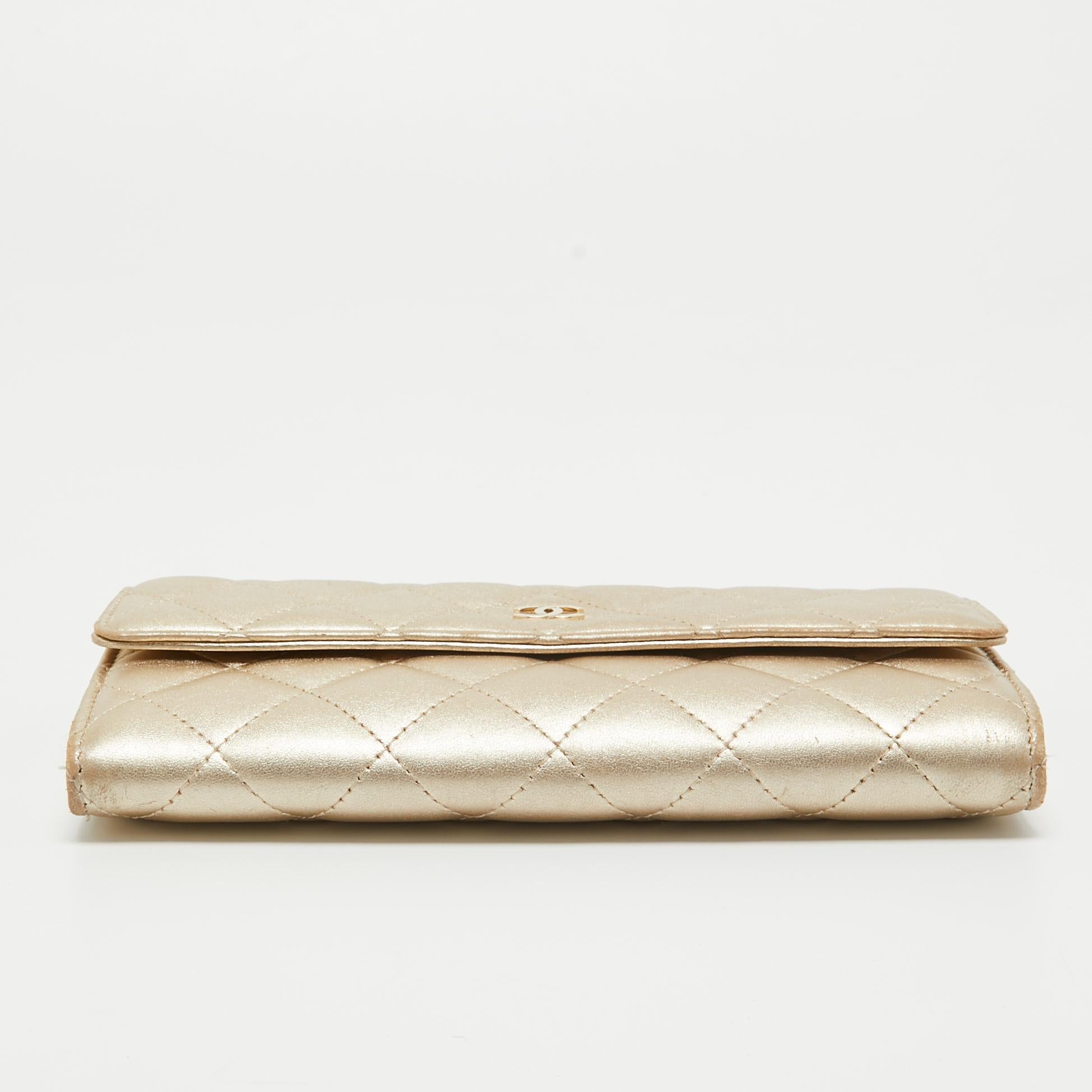 Chanel Gold Gestepptes Leder Classic Lange Brieftasche Damen im Angebot