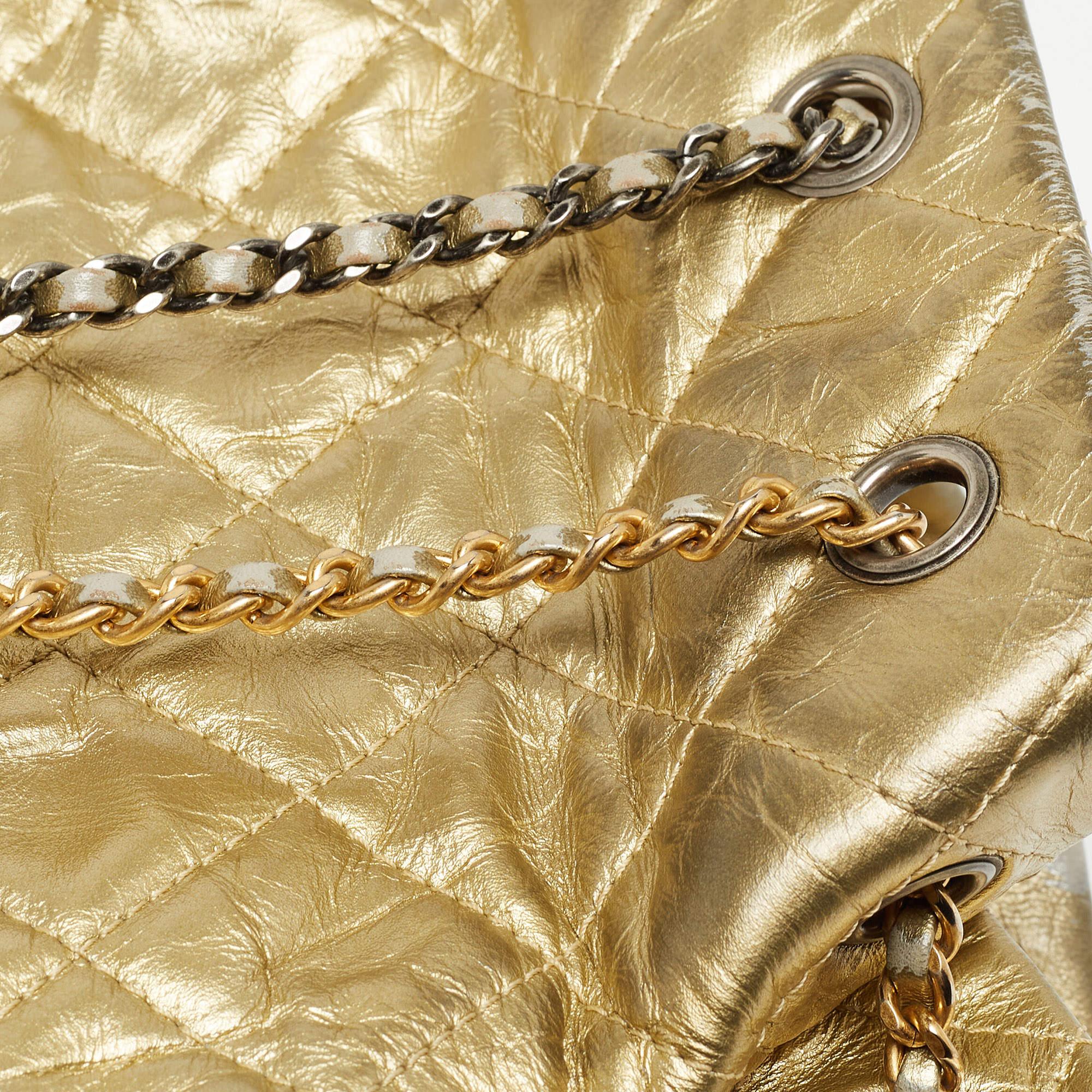 Chanel Petit sac à dos Gabrielle en cuir matelassé or en vente 9