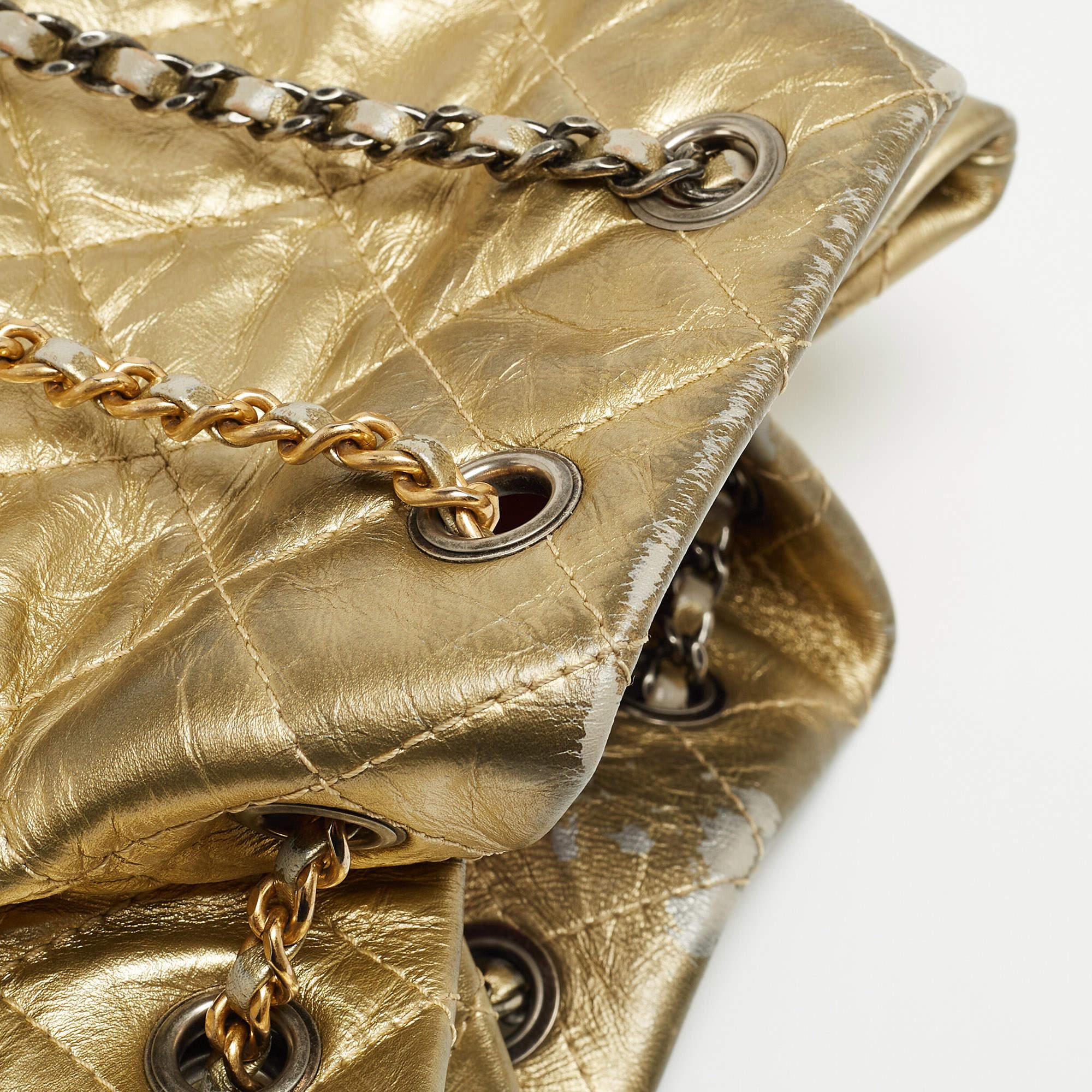 Chanel Petit sac à dos Gabrielle en cuir matelassé or en vente 10