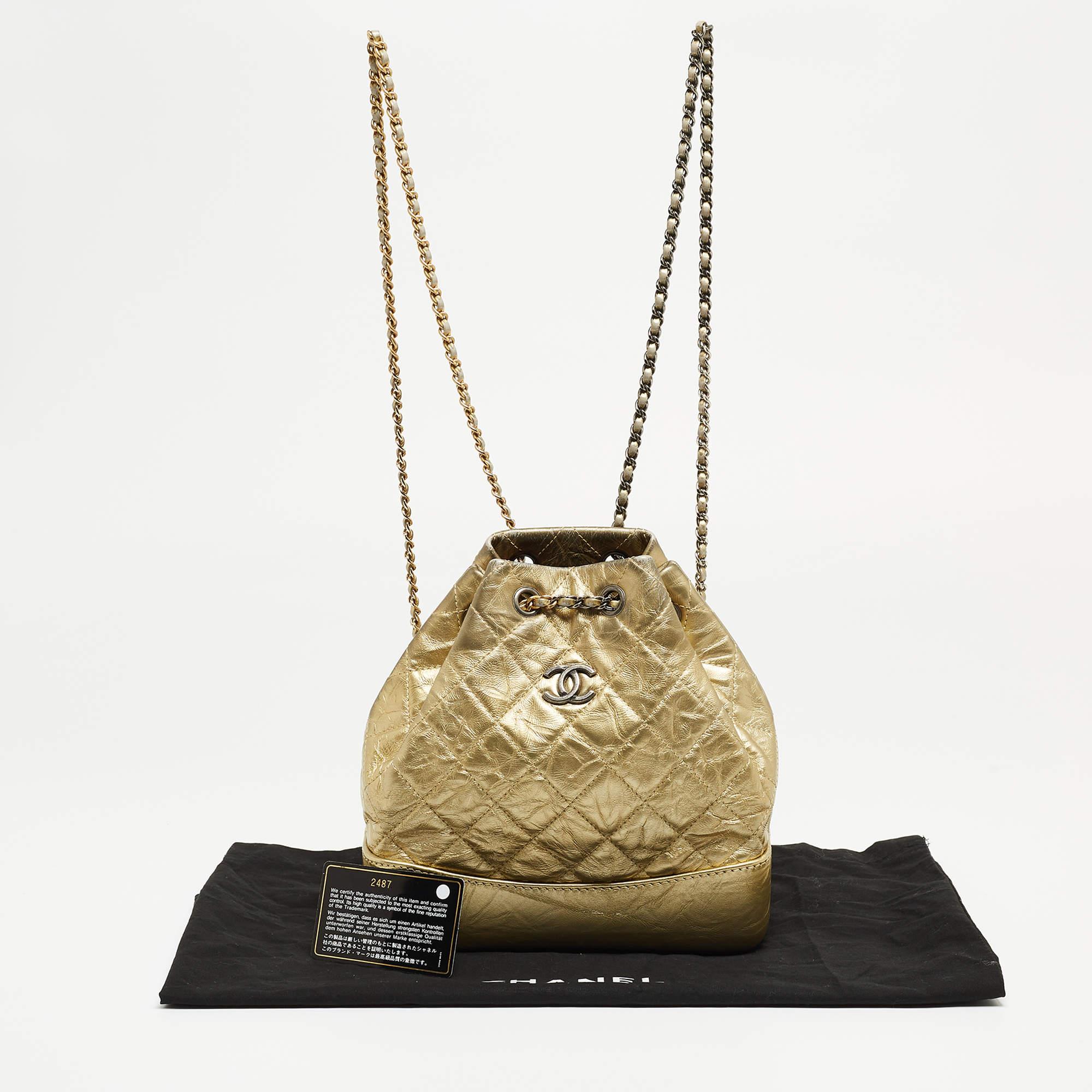 Chanel Petit sac à dos Gabrielle en cuir matelassé or en vente 15