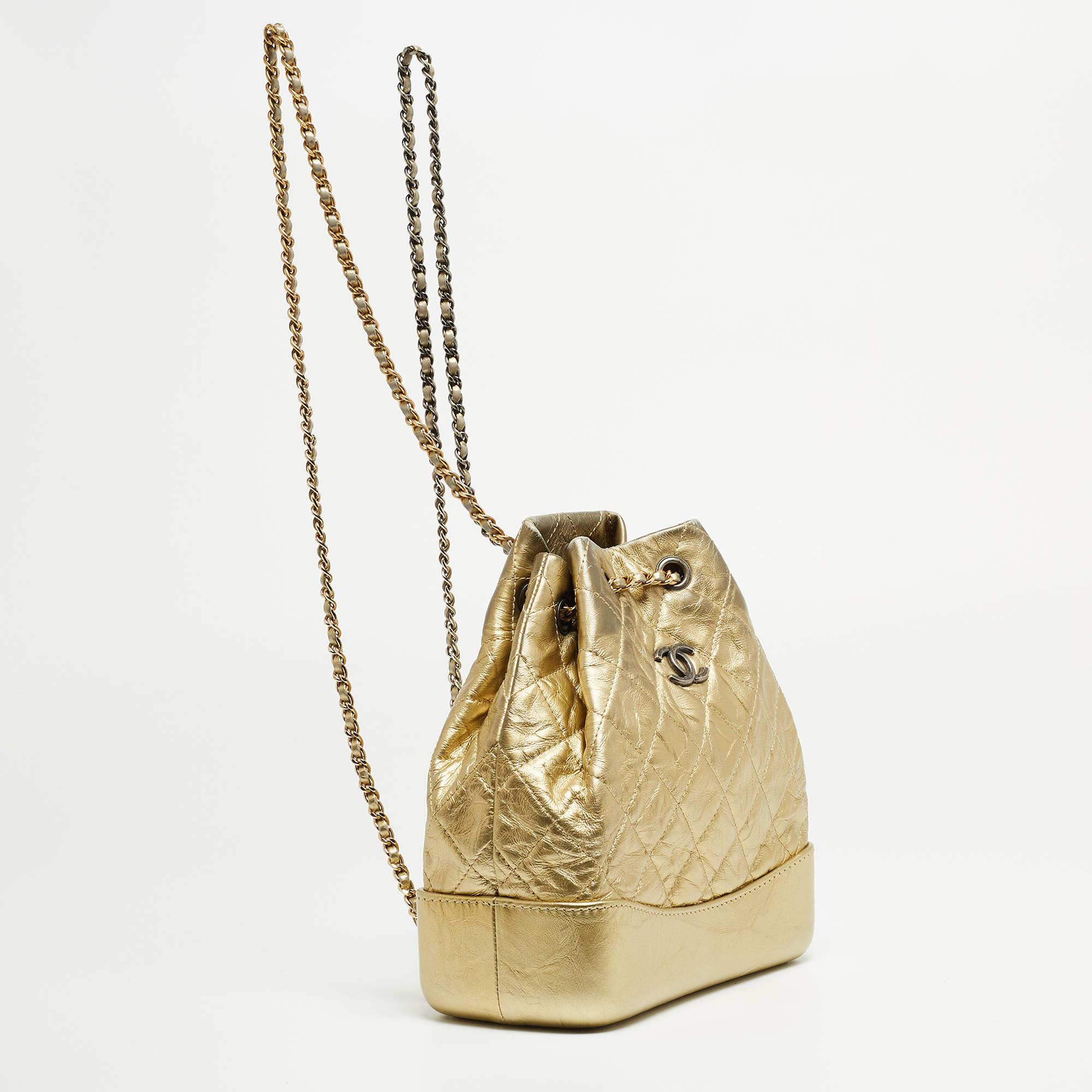 Chanel Petit sac à dos Gabrielle en cuir matelassé or Pour femmes en vente