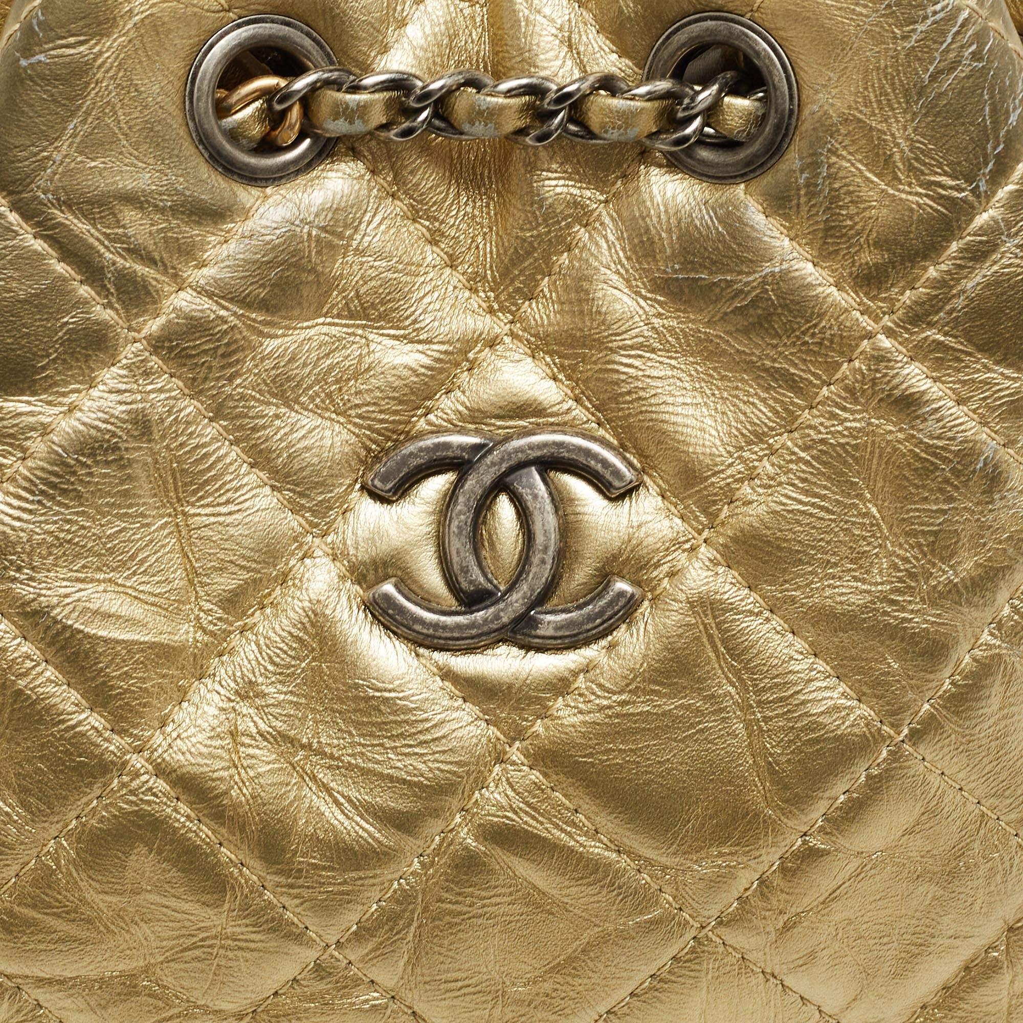 Chanel Petit sac à dos Gabrielle en cuir matelassé or en vente 4