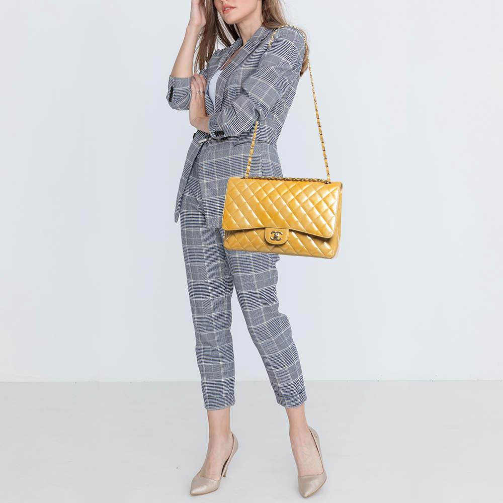 Reimaginados temporada tras temporada, los diseños clásicos de Chanel consiguen conservar su glamour clásico y sus siluetas dignas de mención. De una de las colecciones más célebres, este bolso con una sola solapa se enriquece con detalles