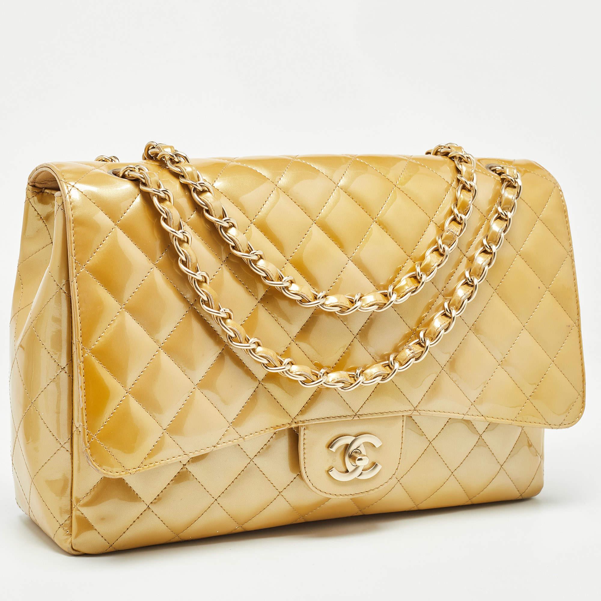 Bolso Chanel Oro Acolchado Charol Maxi Classic Solapa Simple en Bueno Estado en Dubai, Al Qouz 2