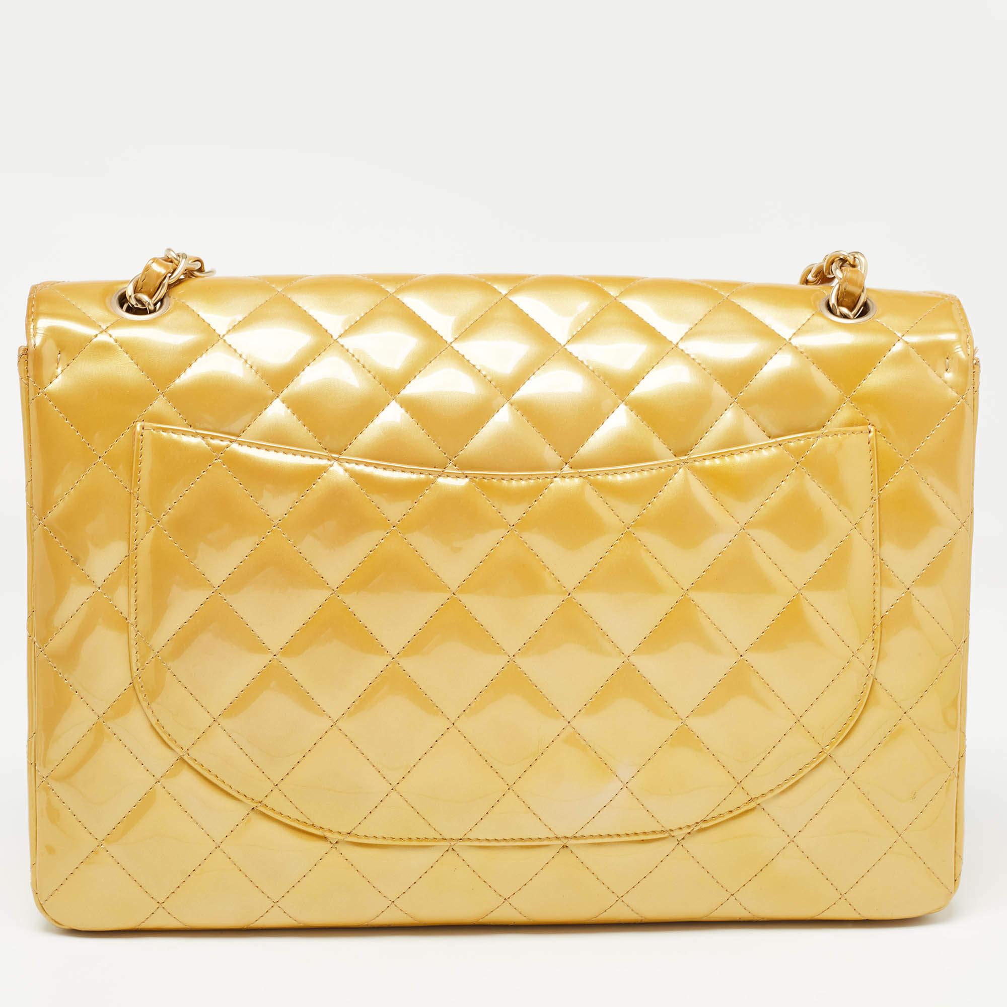 Women's Chanel Gold Quilted Patent Leather Maxi Classic Single Flap Bag For Sale